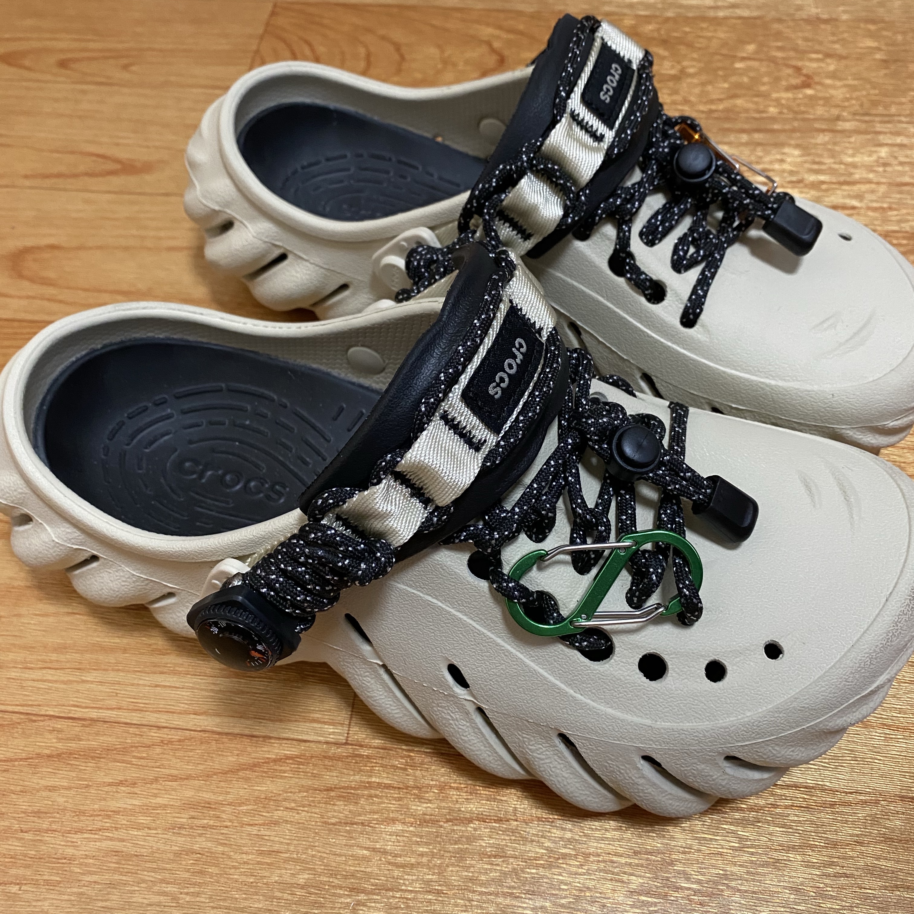Crocs Echo Clog Bone Black 착용 스타일