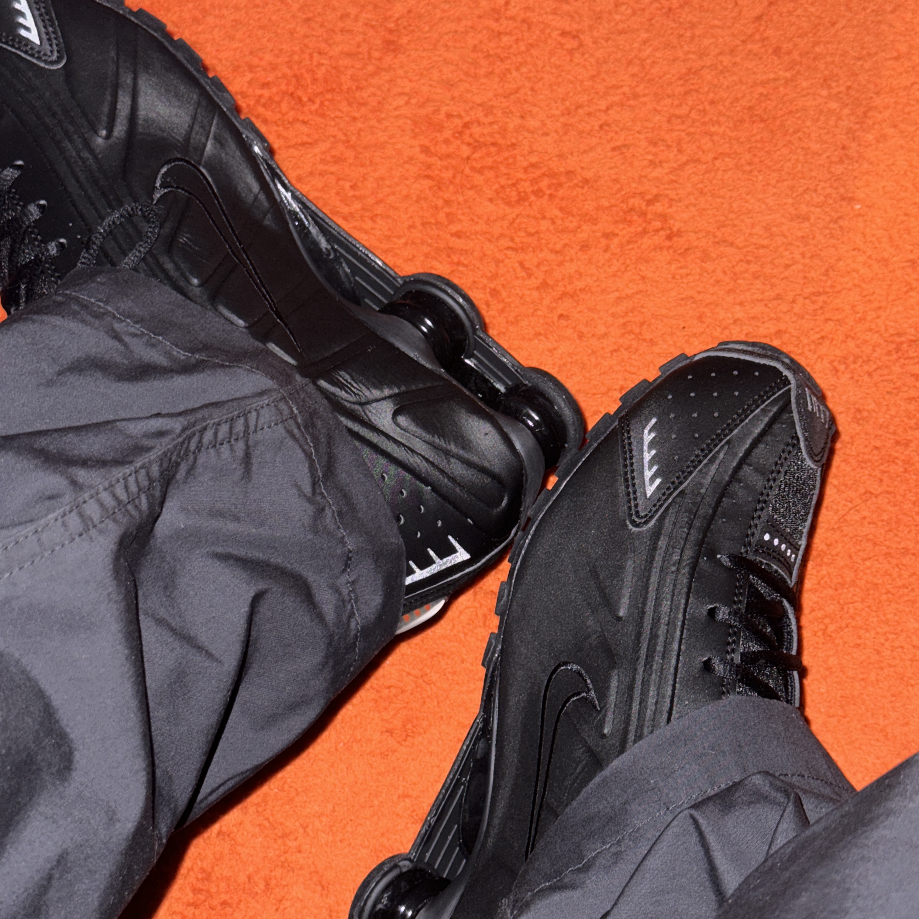 (W) Nike Shox R4 Black 착용 스타일 - 2