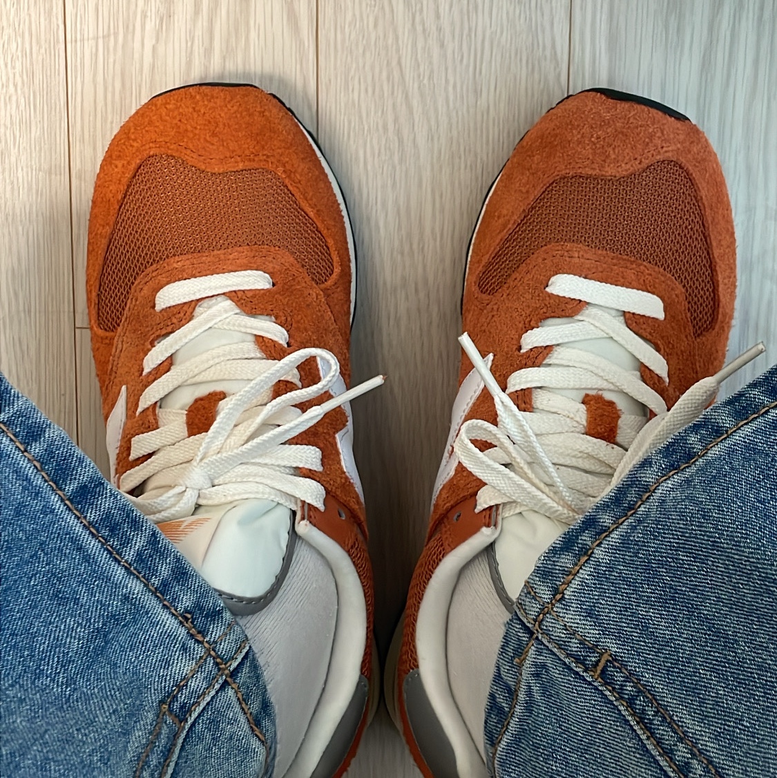 New Balance 574 Heritage Orange Burst White 착용 스타일 - 2