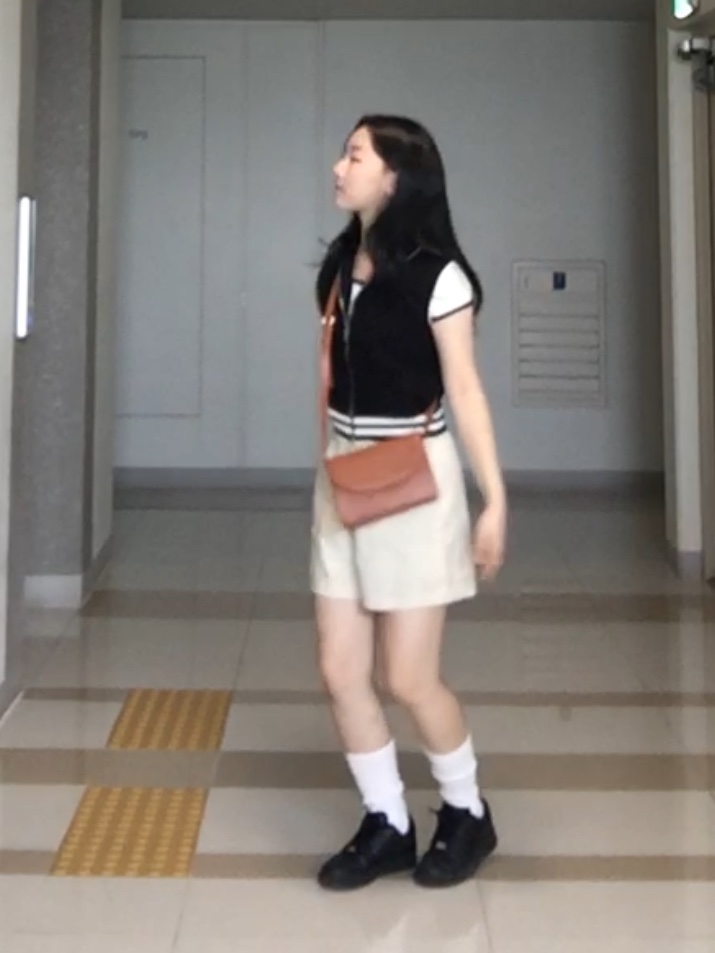 (W) Matin Kim Spell Point Stripe Knit Vest Black 착용 스타일 - 4