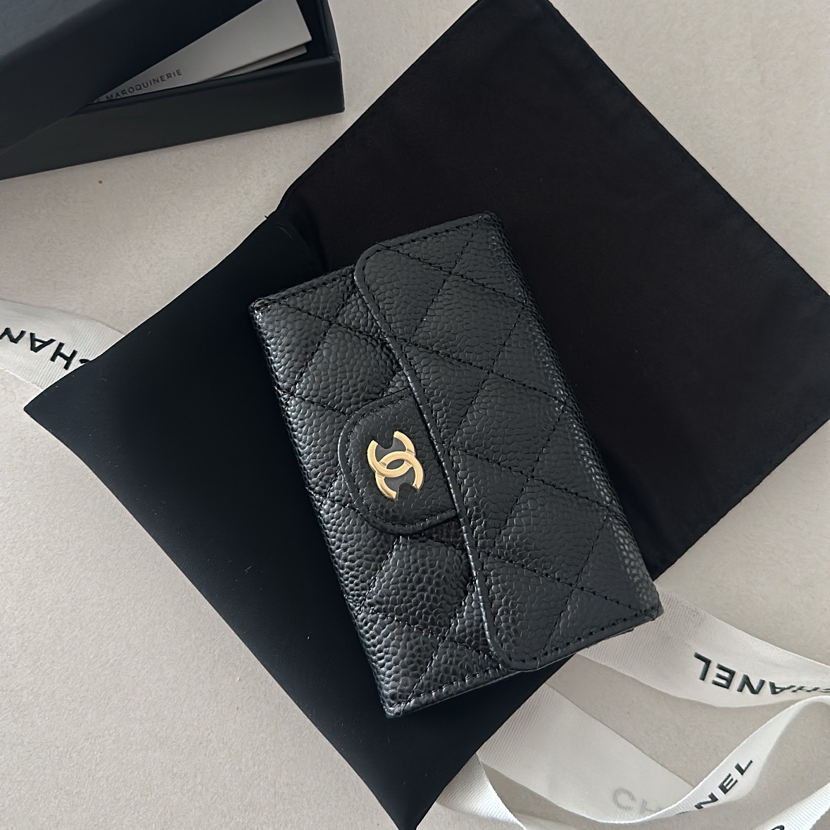 Chanel Classic Card Holder Grained Calfskin & Gold Black 착용 스타일 - 2