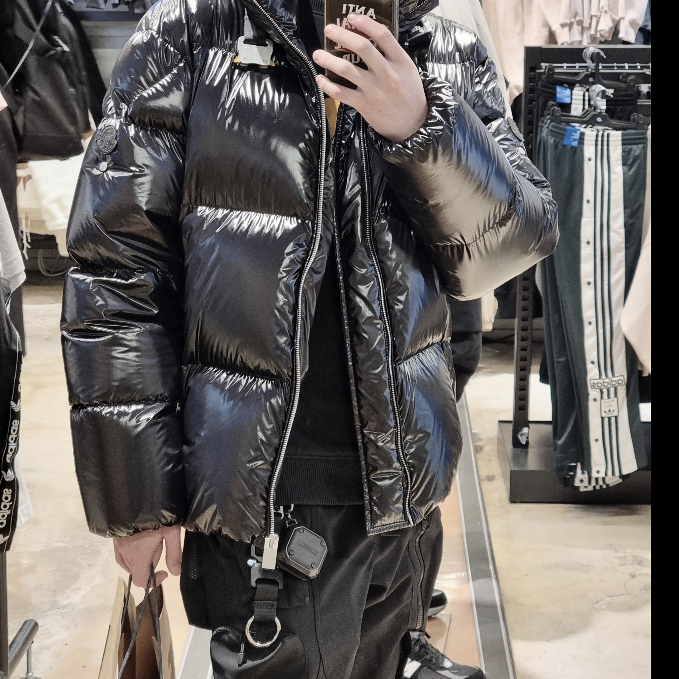Moncler x 1017 Alyx 9SM Mahoganus Short Down Jacket Black - 21FW, Undermycar Bucky Multi Pocket Dynamic Pants Rookie Black - 22SS 착용 스타일