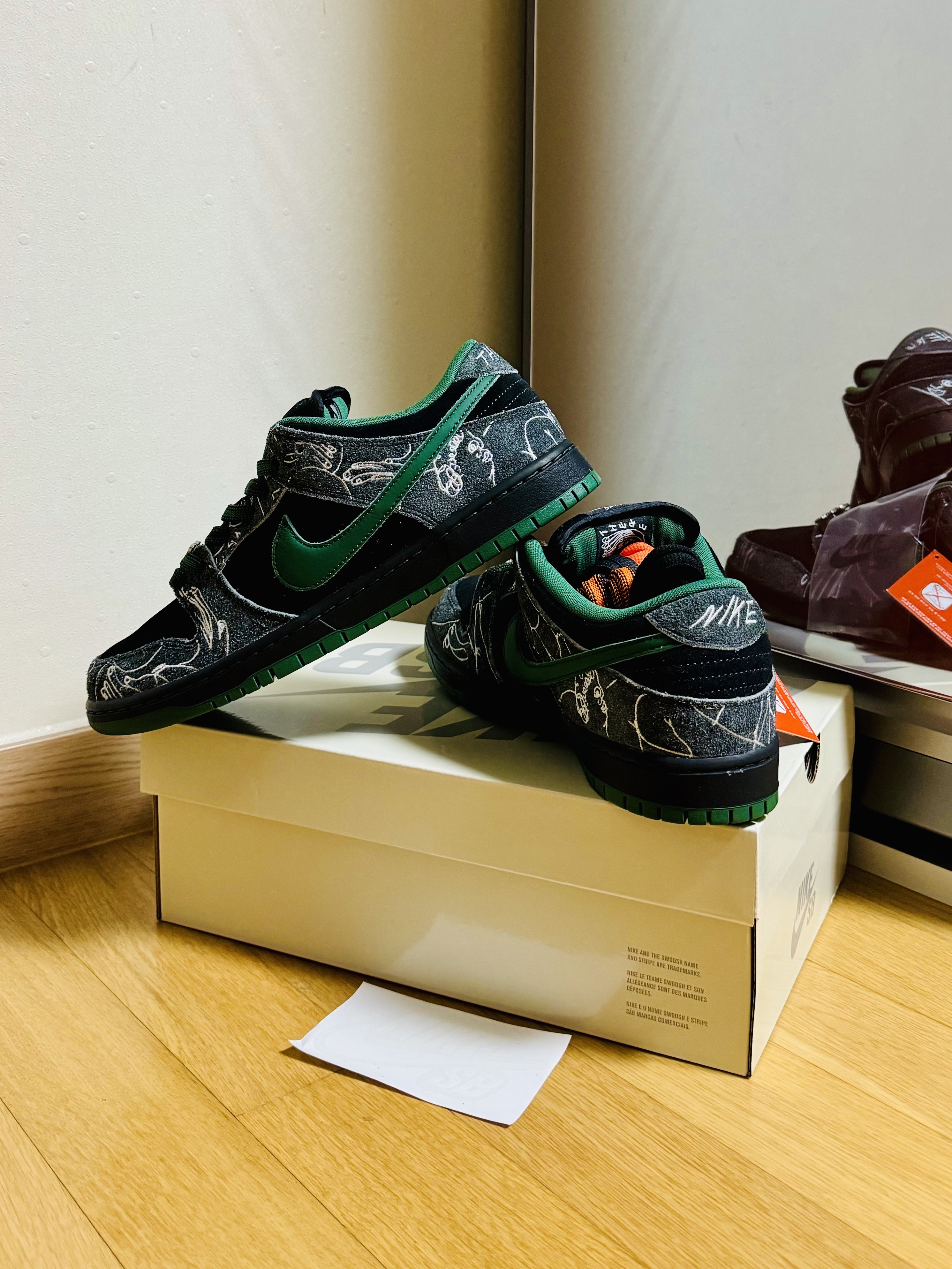 Nike x There SB Dunk Low Pro Anthracite and Gorge Green 착용 스타일
