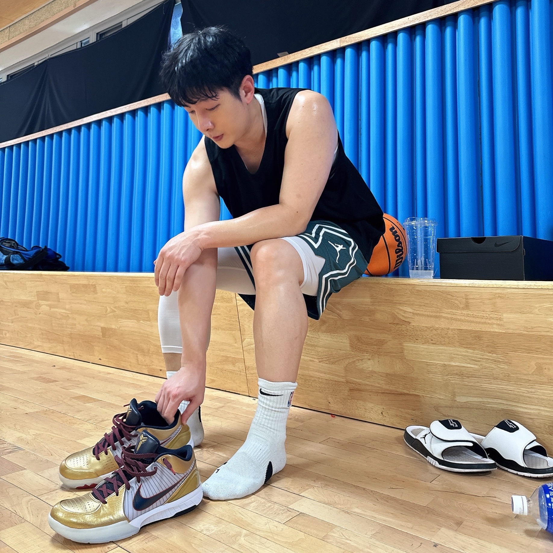 Nike Kobe 4 Protro Metallic Gold and Dark Obsidian, Jordan Hydro 11 Retro Concord 착용 스타일