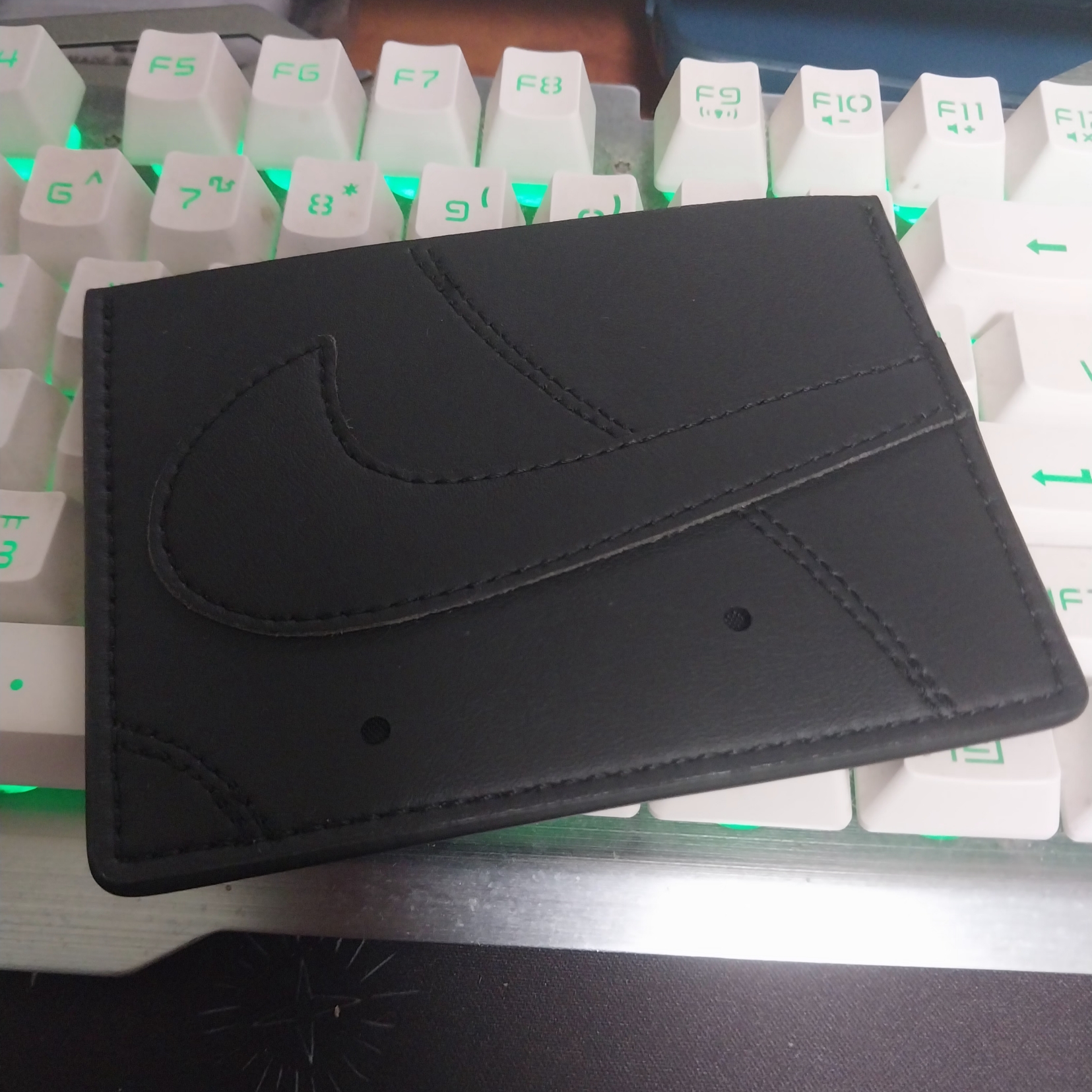 Nike Icon Air Force 1 Card Wallet Black 착용 스타일