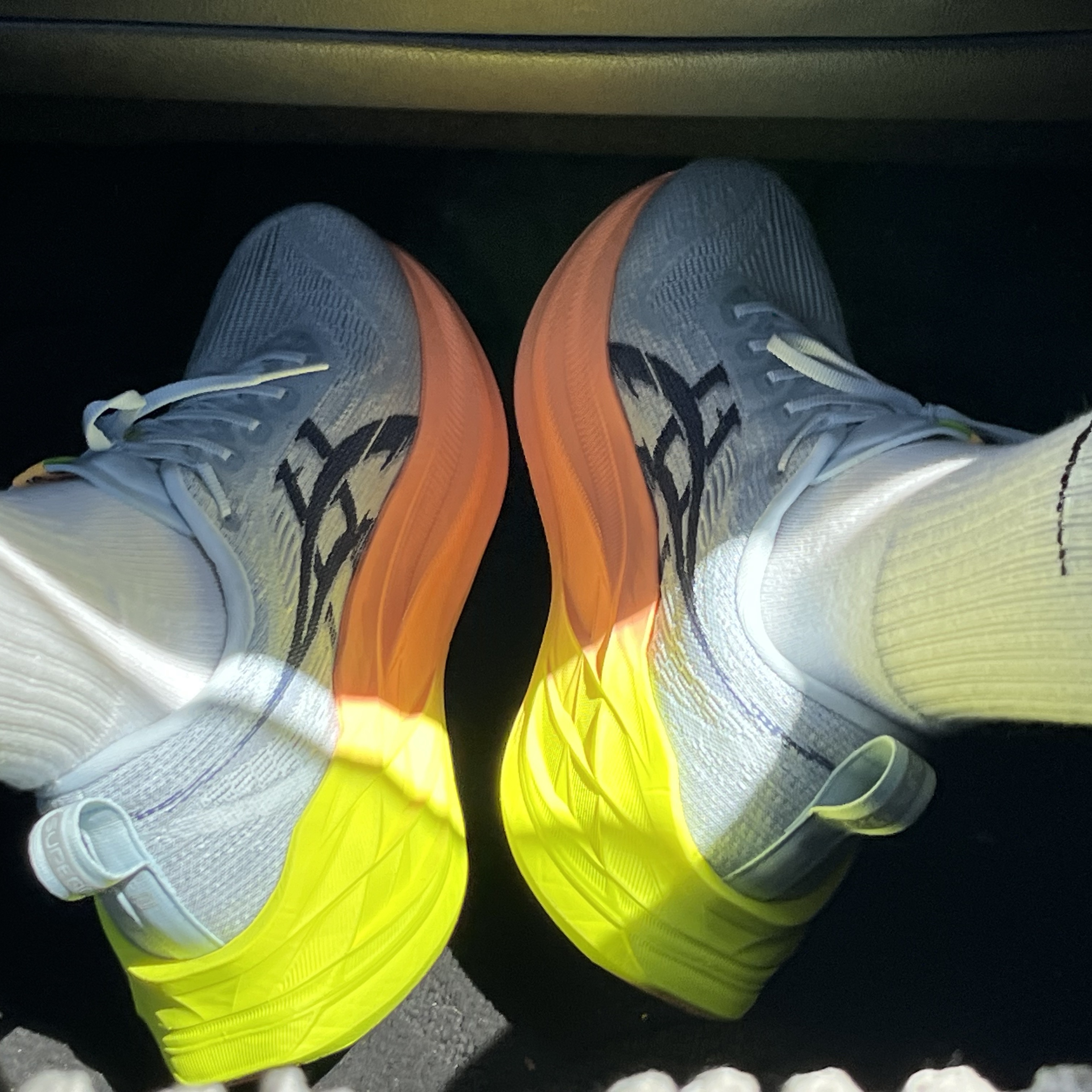 Asics Superblast 2 Paris Cool Grey Safety Yellow 착용 스타일