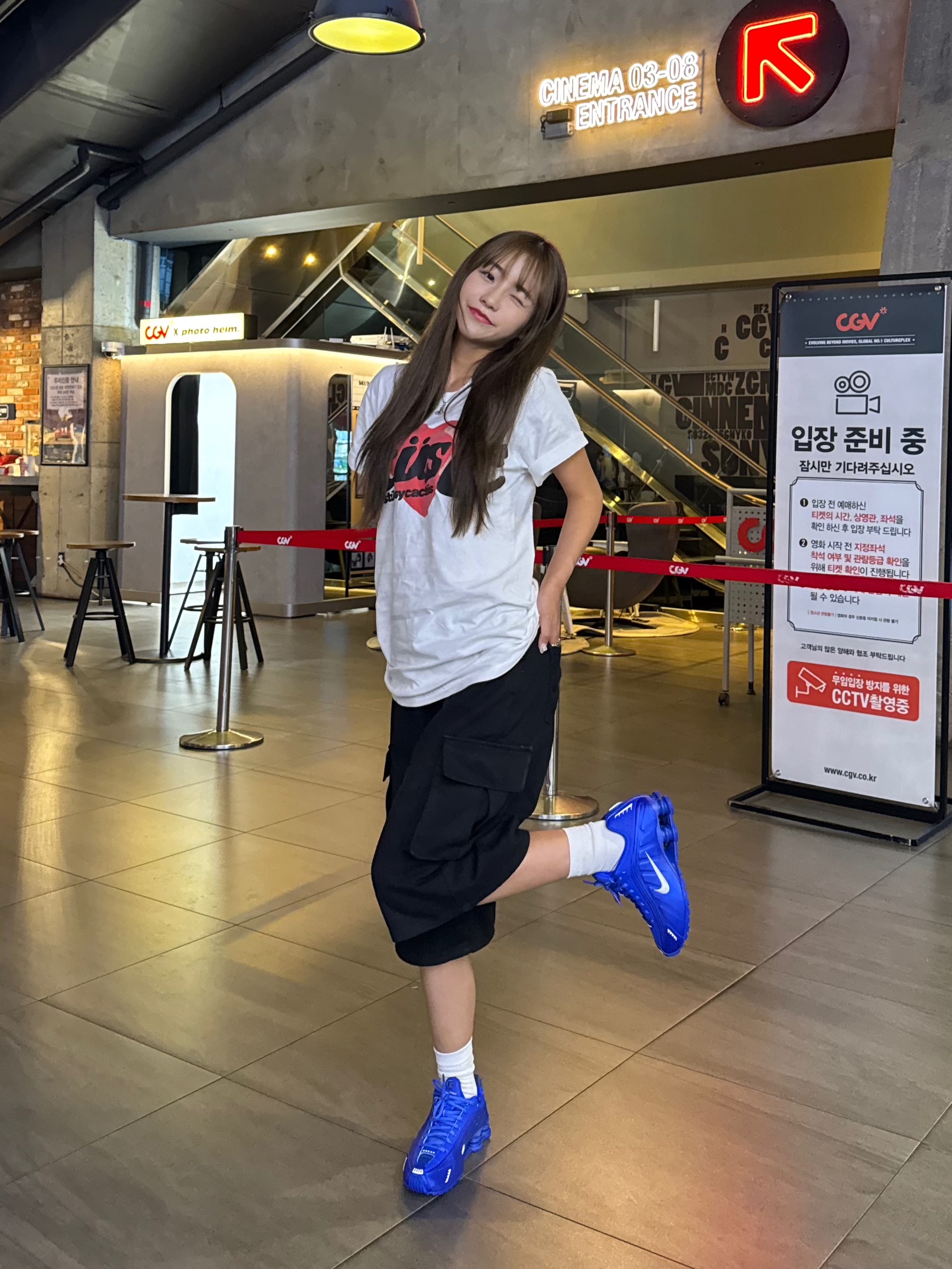 (W) Nike Shox R4 Racer Blue and Metallic Silver, Stussy x Cactus Plant Flea Market Heart T-Shirt 착용 스타일 - 1