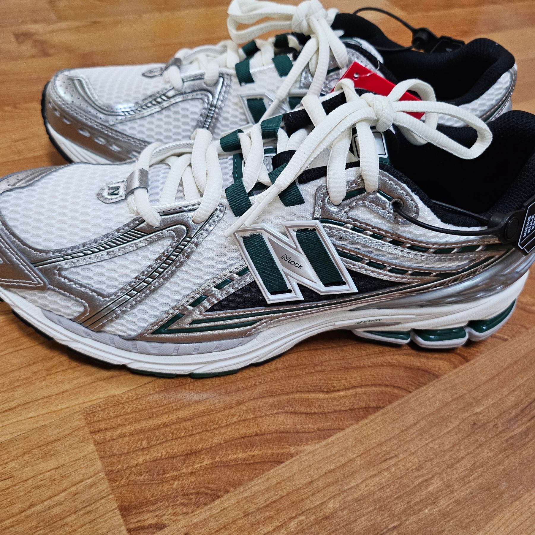 New Balance 1906R Silver Metallic Green 착용 스타일