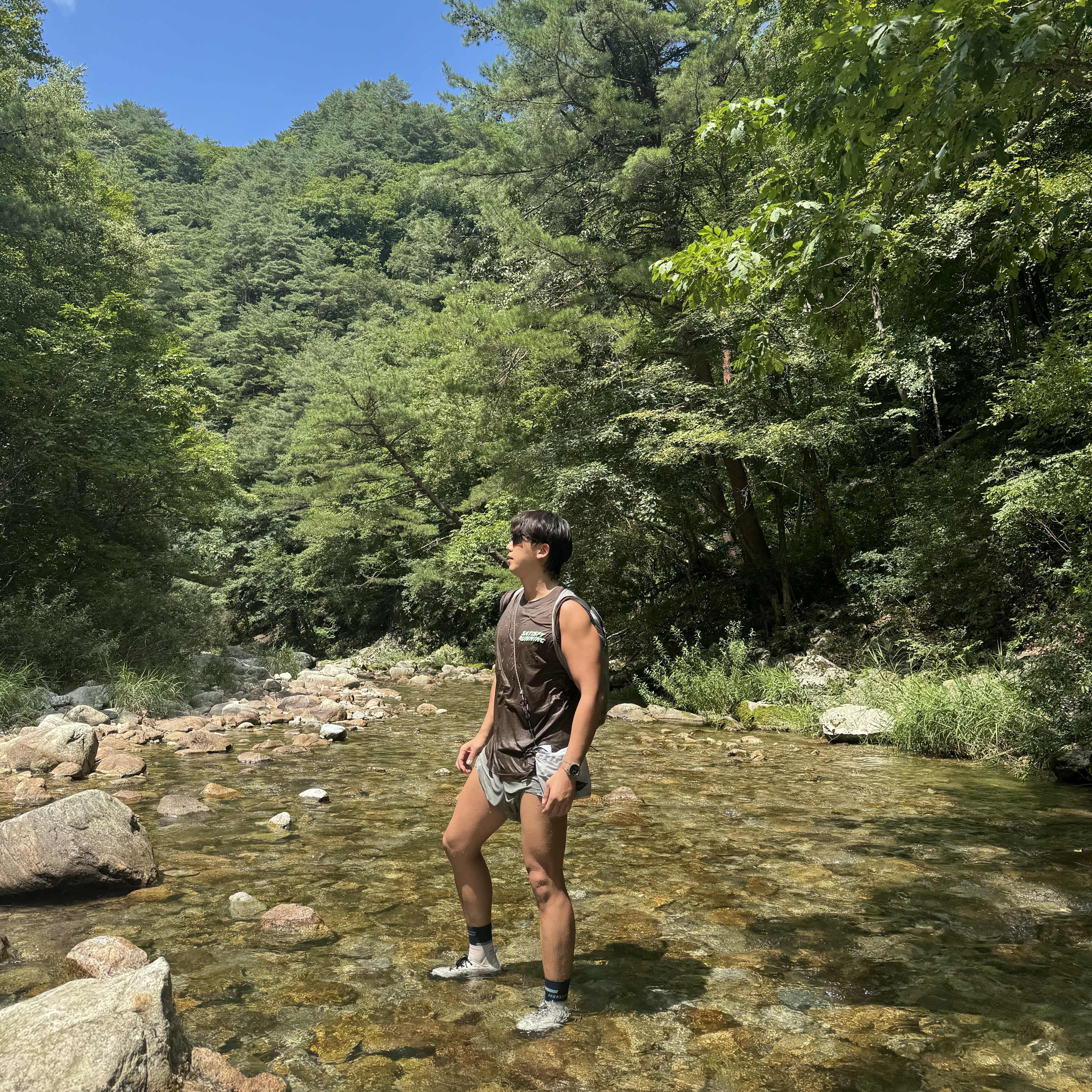Norda 001/A Cinder, Satisfy Space‑O 2.5 Distance Shorts Deep Mahogany 착용 스타일 - 1