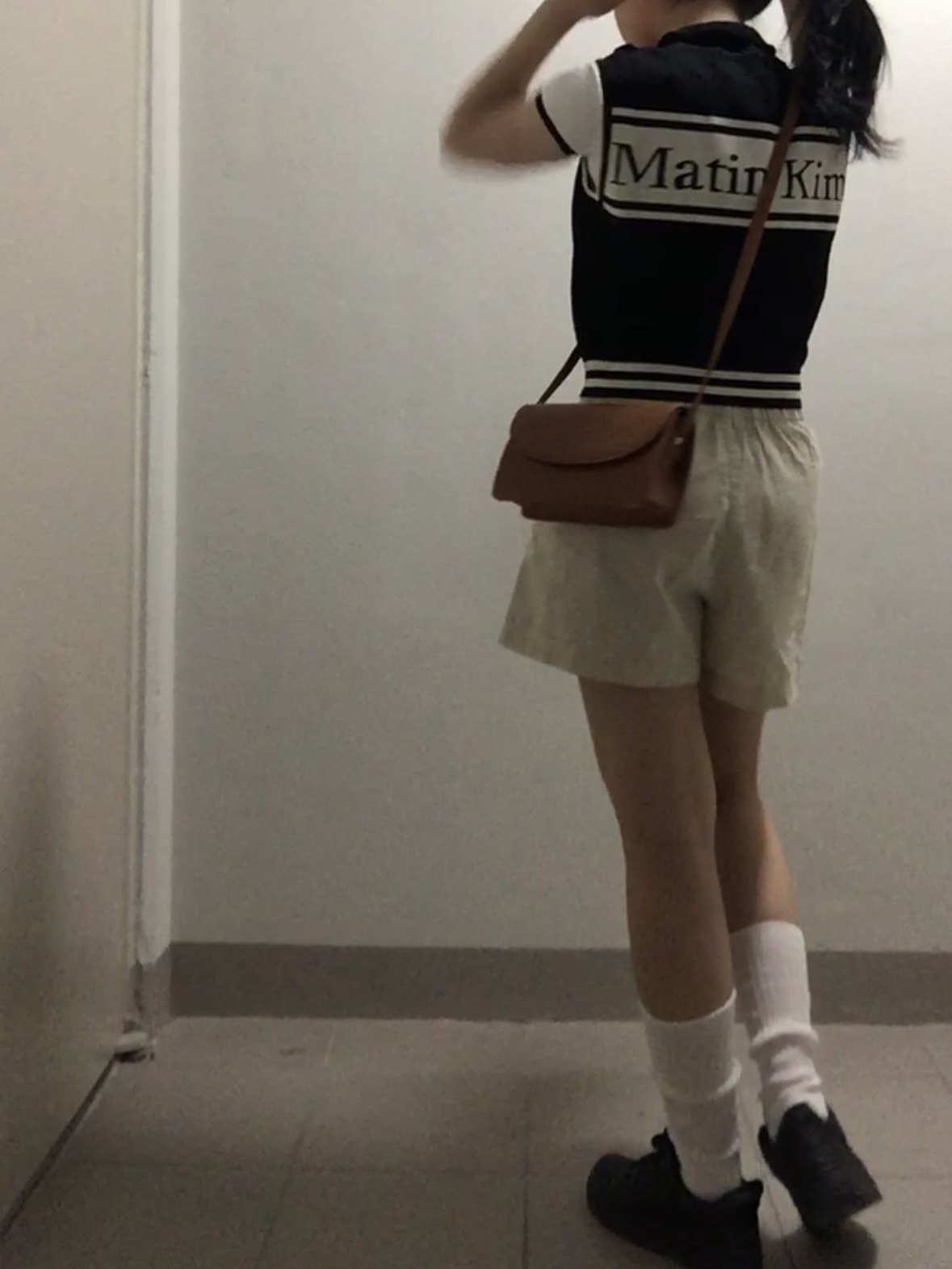 (W) Matin Kim Spell Point Stripe Knit Vest Black 착용 스타일 - 1