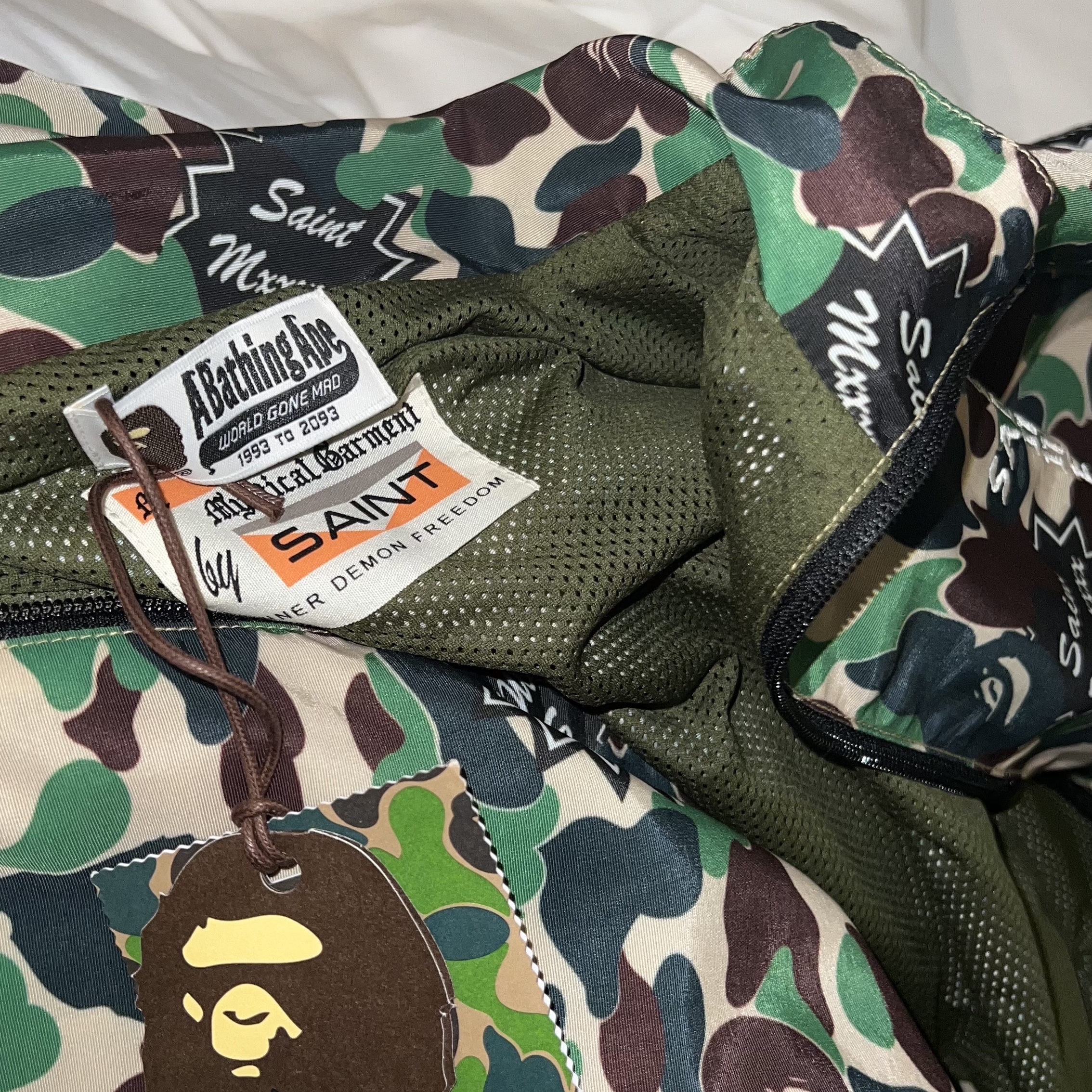 Saint Mxxxxxx x BAPE Stape Track Jacket Camo 착용 스타일 - 1