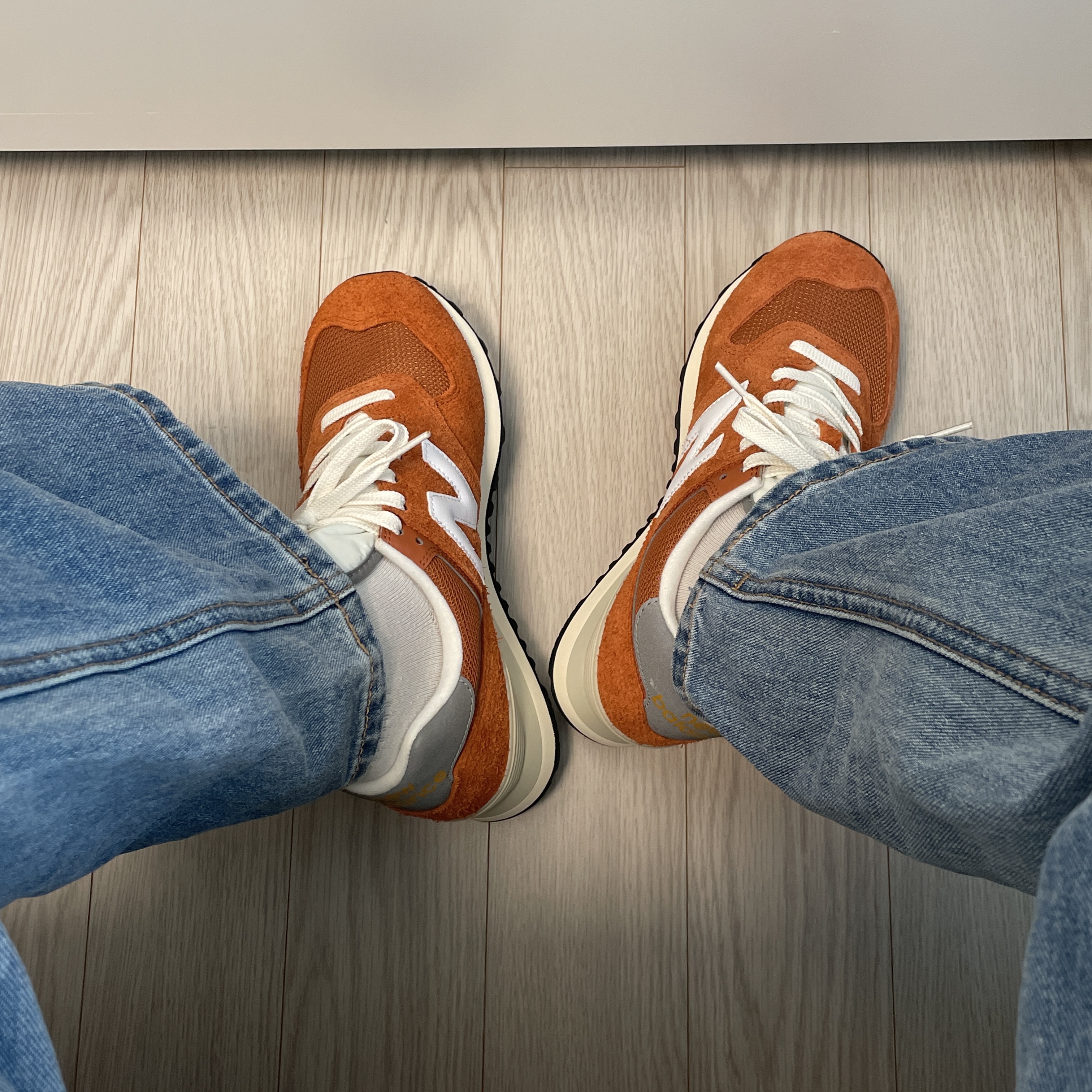 New Balance 574 Heritage Orange Burst White 착용 스타일 - 1