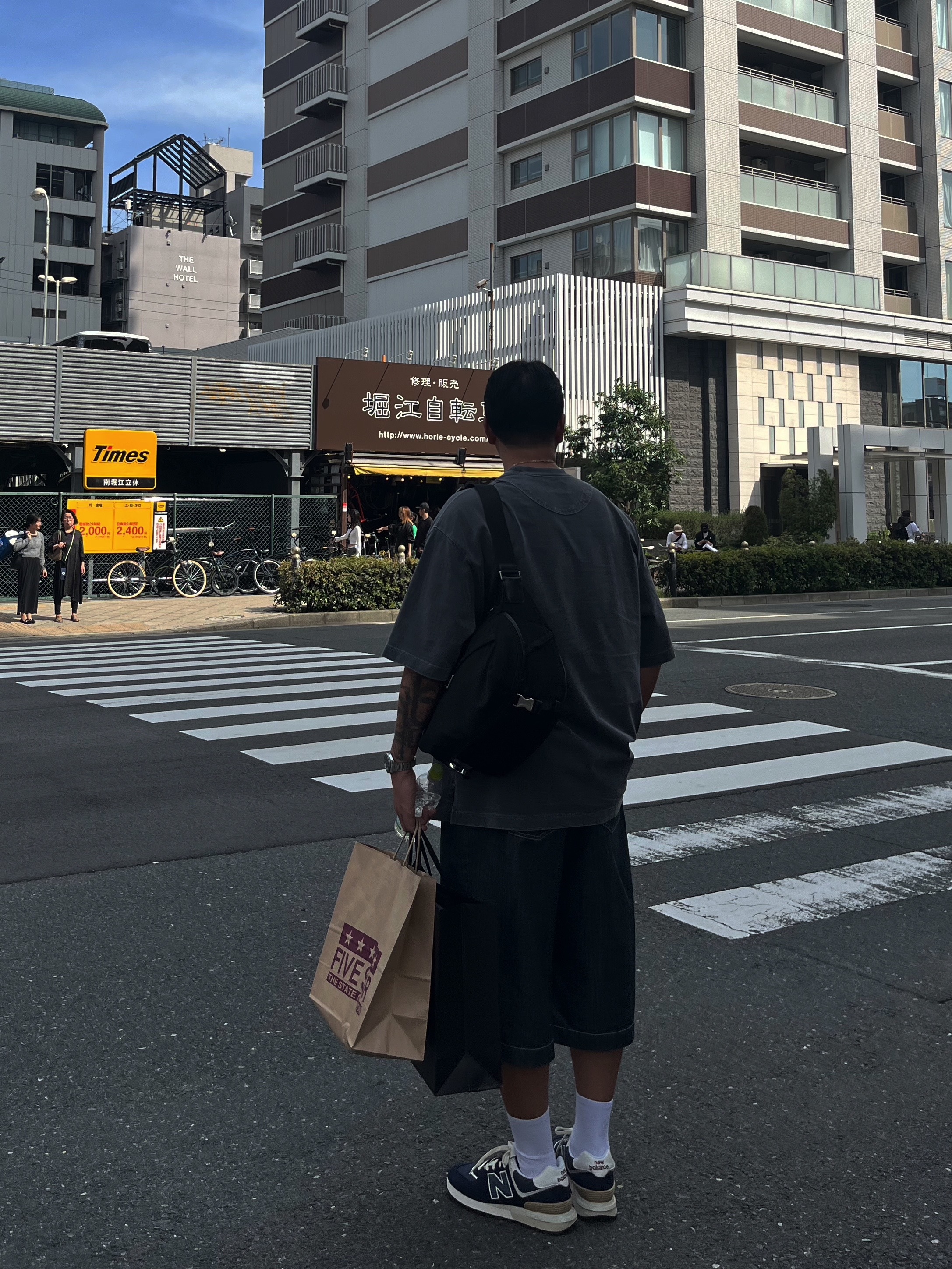 New Balance 574 Legacy Navy, Prada Re-Nylon and Saffiano Leather Shoulder Bag Black 착용 스타일 - 1