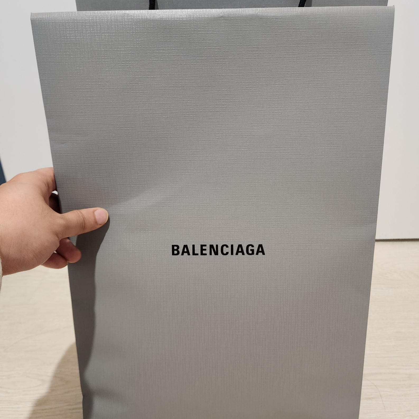 Balenciaga New Tape Type Medium Fit T-Shirt Black 착용 스타일 - 3