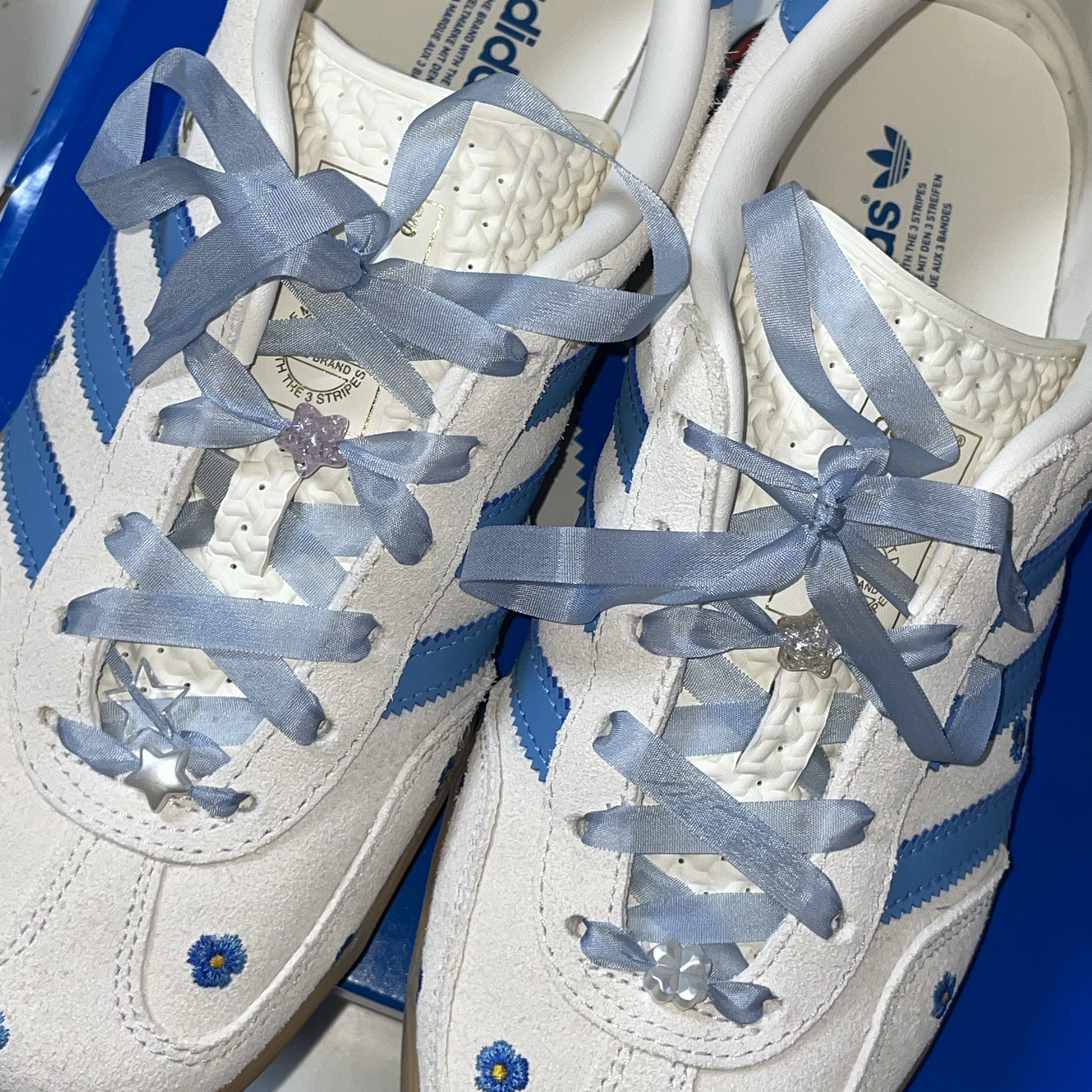 (W) Adidas Gazelle Indoor Cloud White Light Blue Gum 착용 스타일