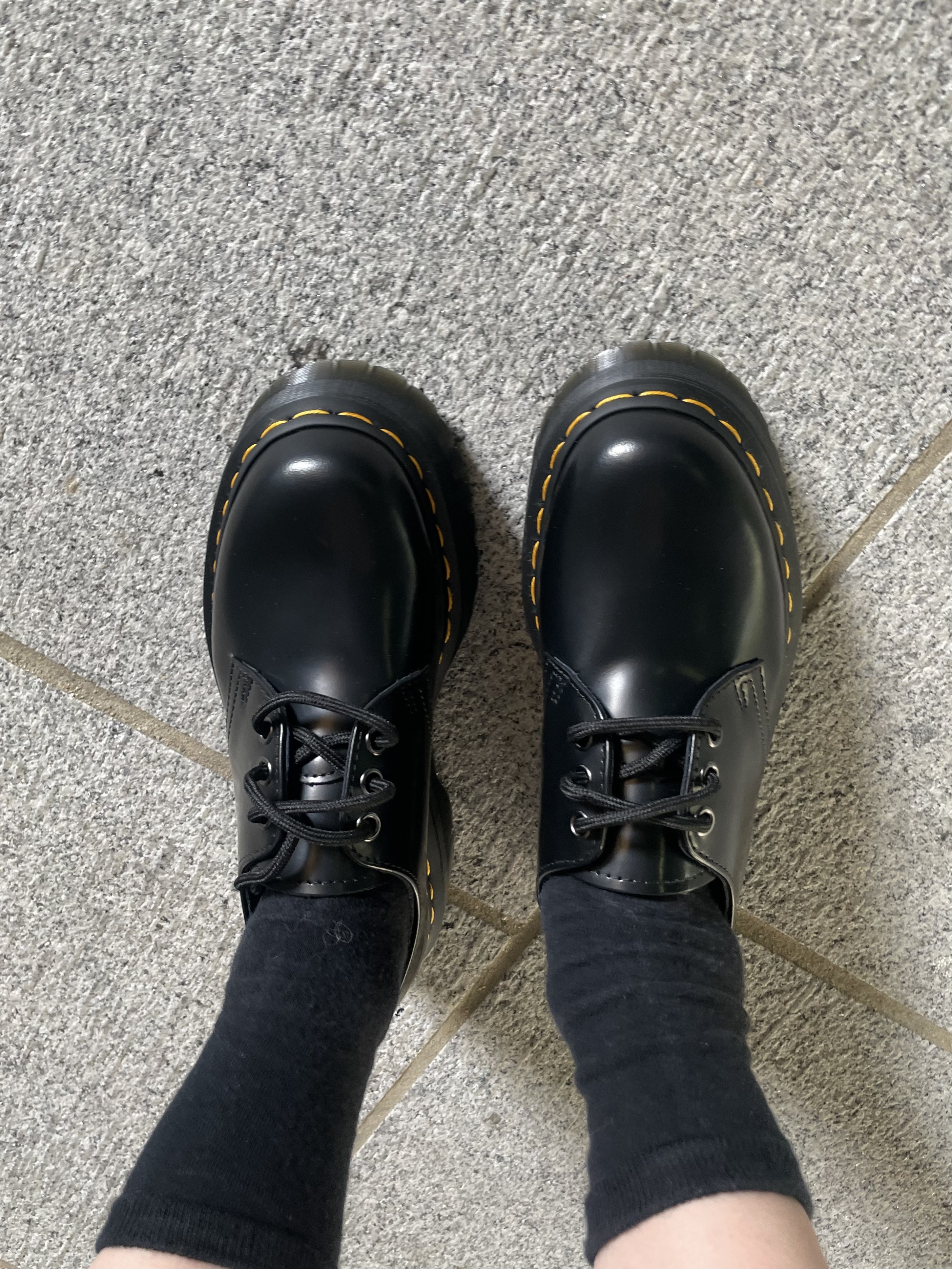 Dr. Martens Women 1461 Quad Black 착용 스타일 - 3