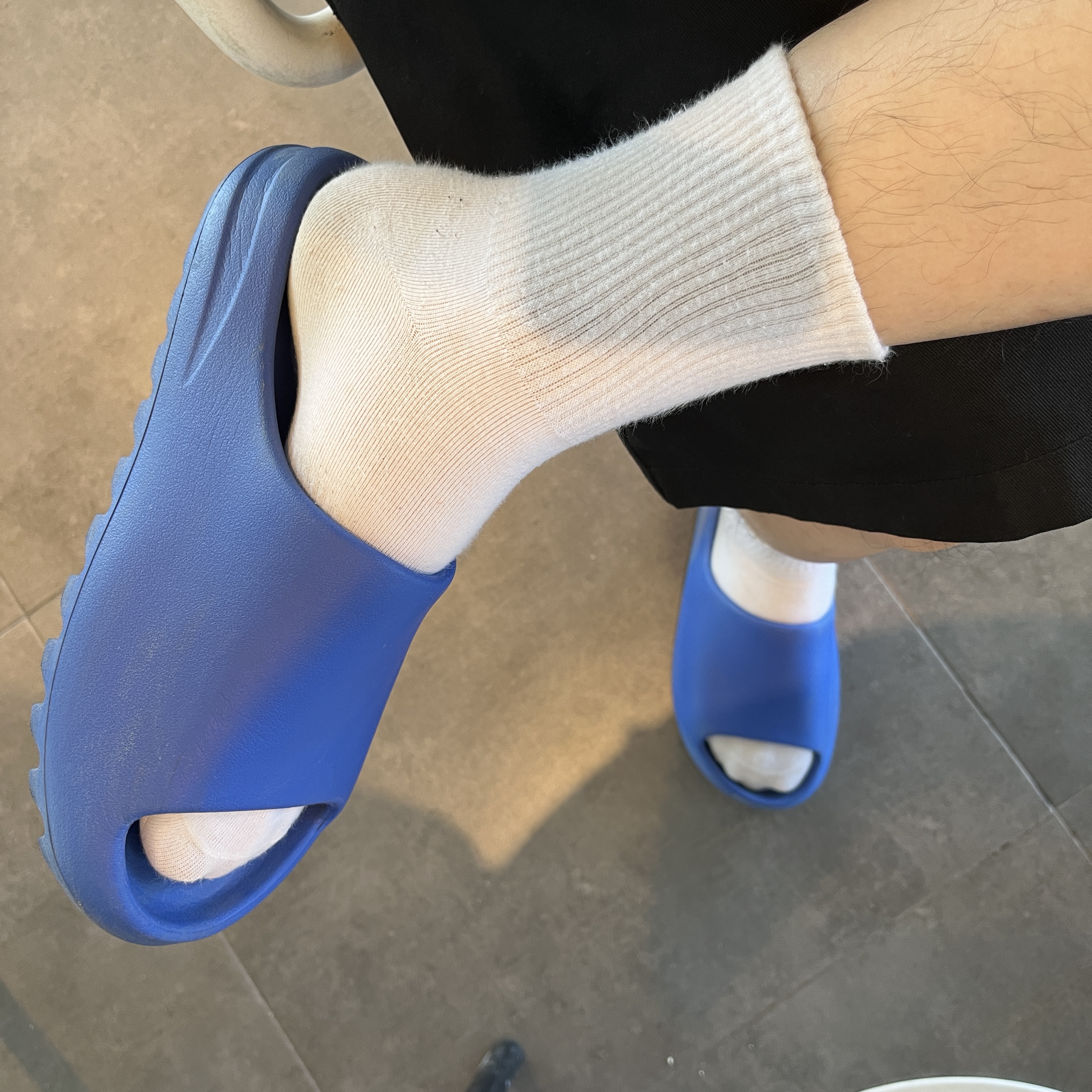 Adidas Yeezy Slide Azure 착용 스타일
