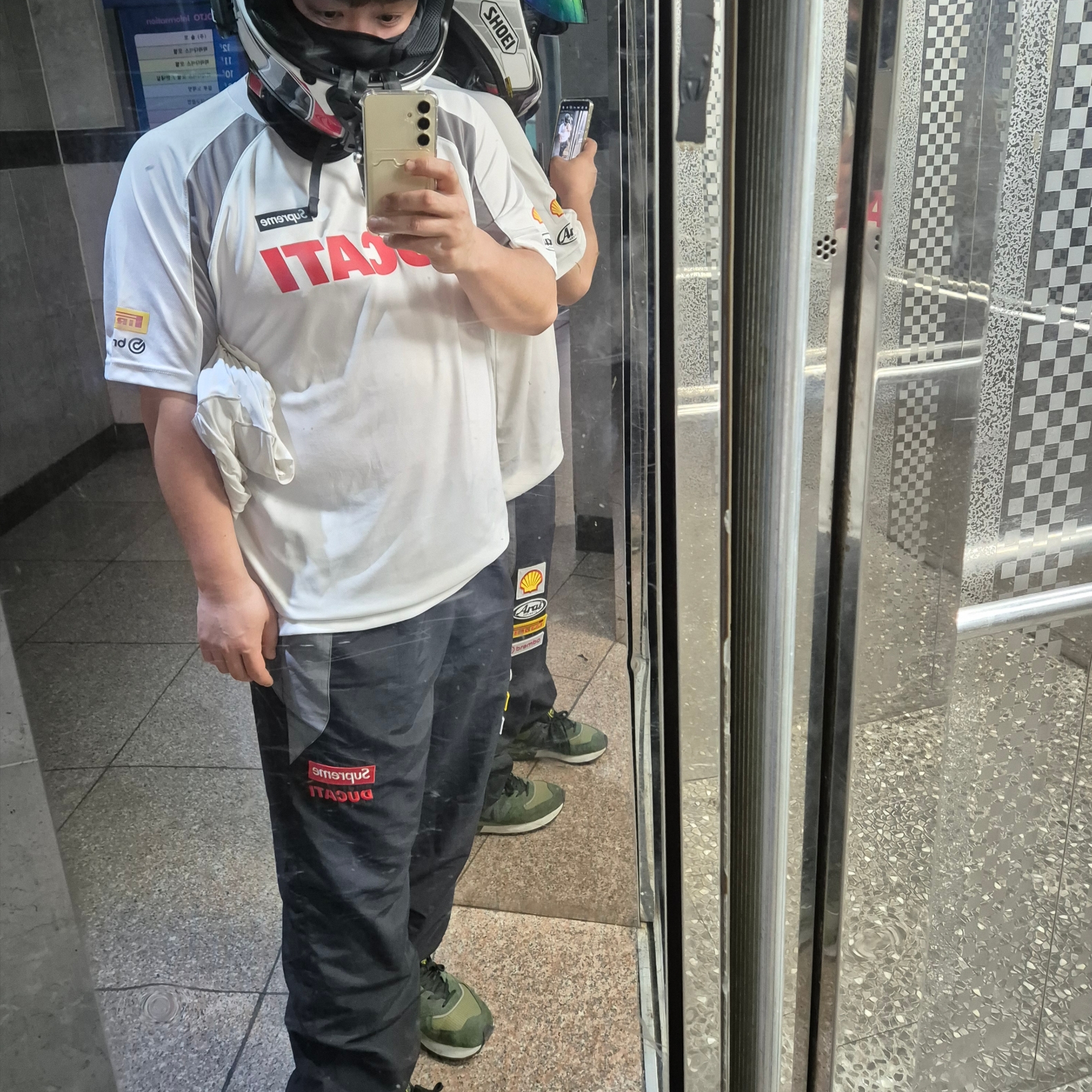 Supreme x Ducati Track Pants Black - 24SS, Supreme x Ducati Soccer Jersey White - 24SS 착용 스타일