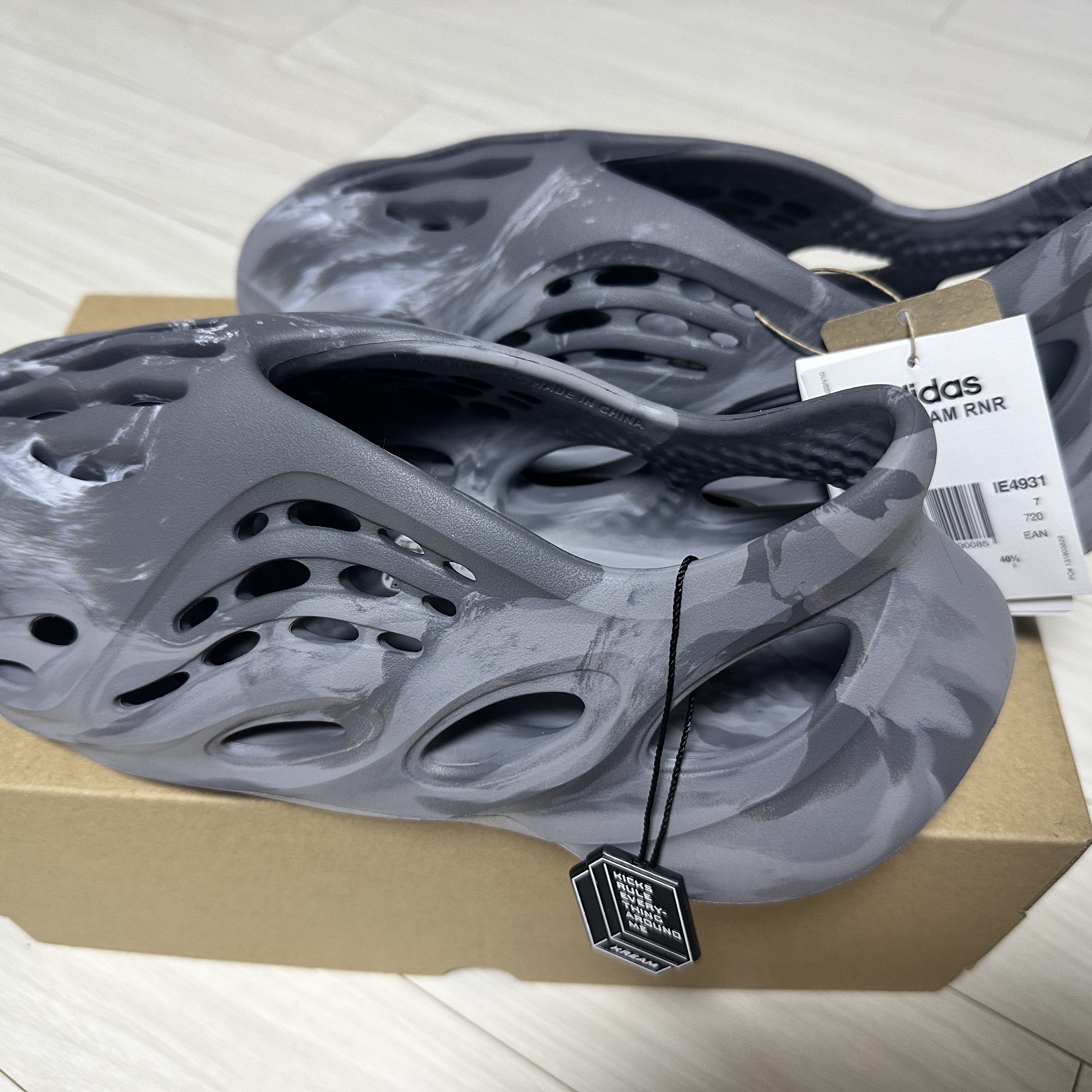 Adidas Yeezy Foam RNNR MX Granite 착용 스타일
