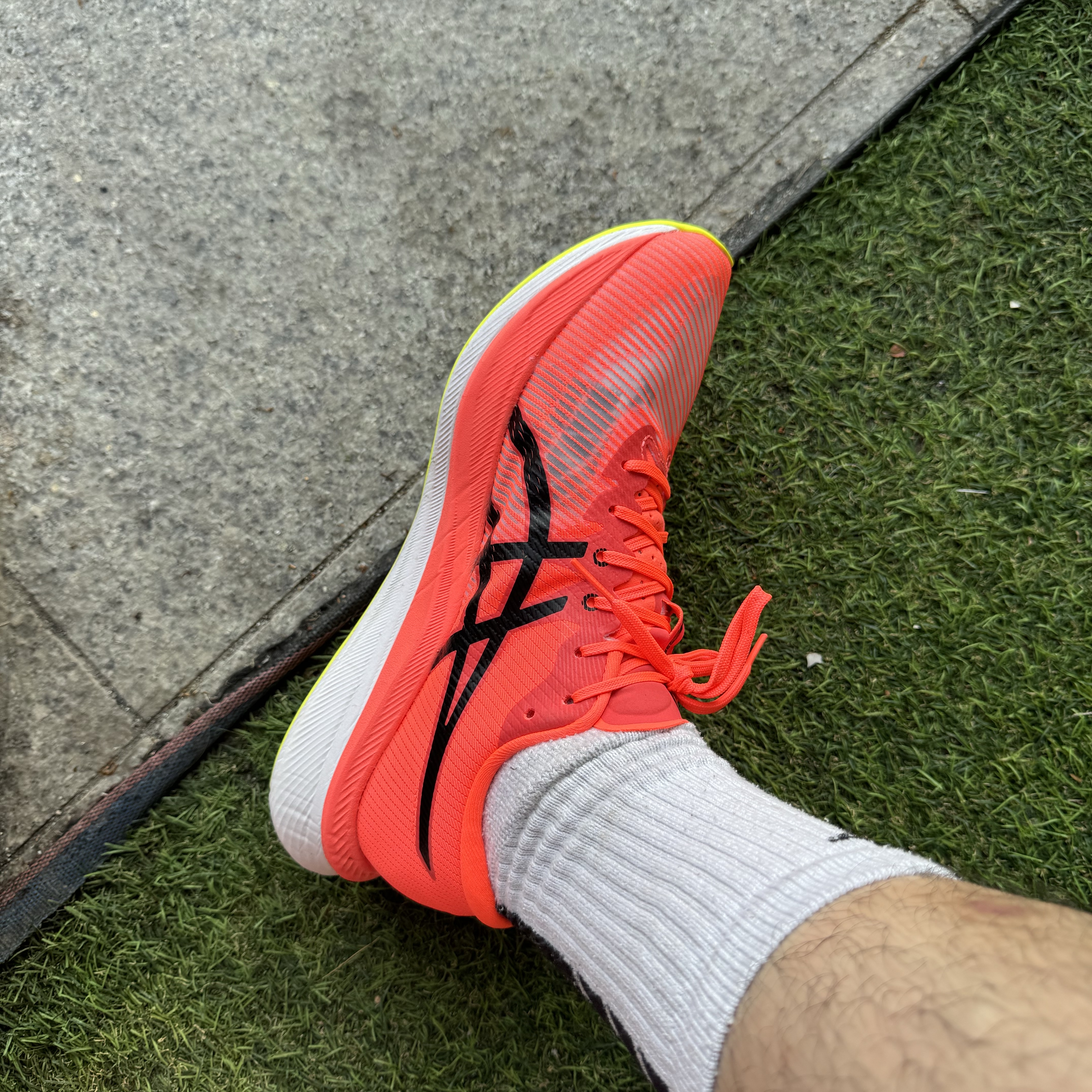 Asics Magic Speed 3 Sunrise Red Black - 2E Wide 착용 스타일 - 1