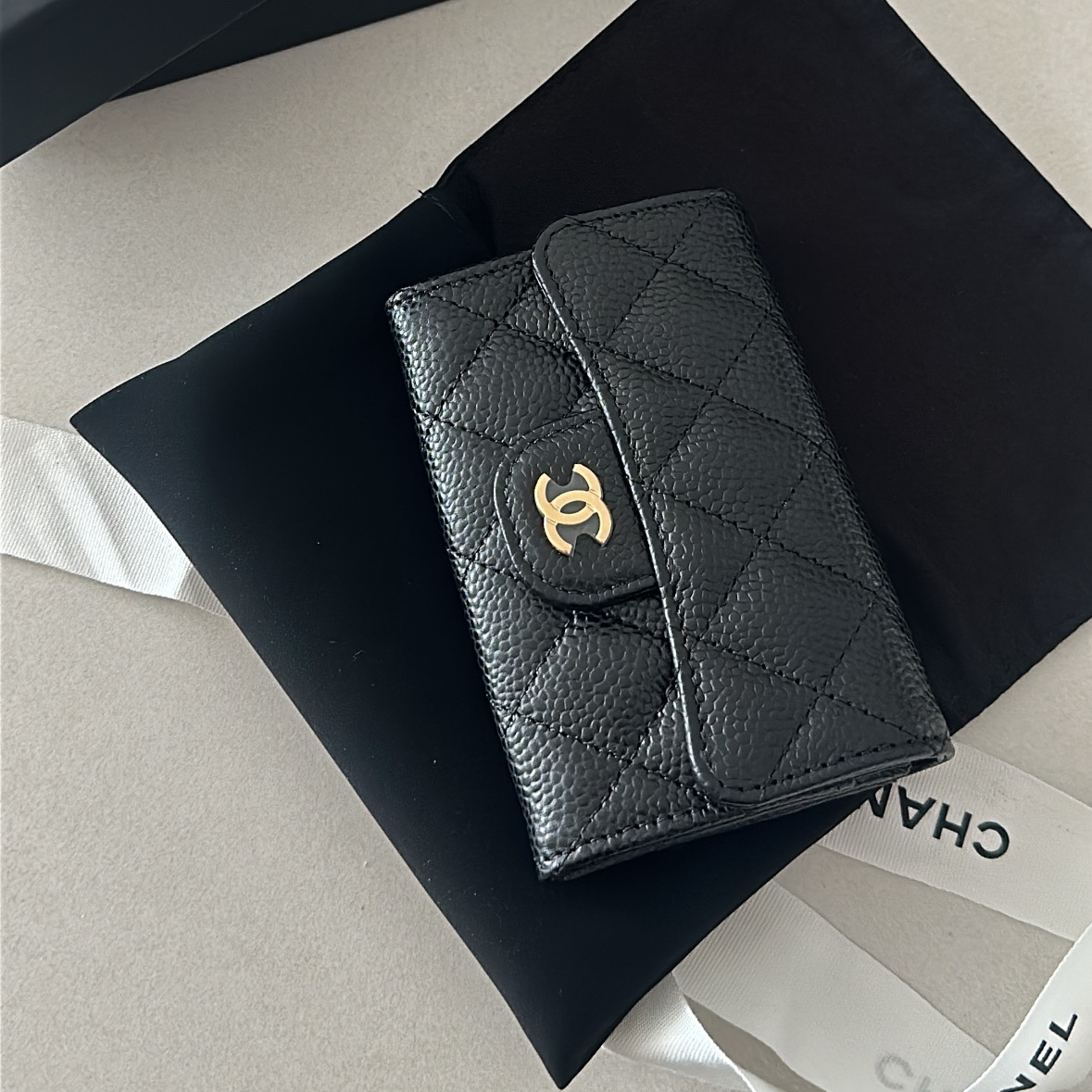 Chanel Classic Card Holder Grained Calfskin & Gold Black 착용 스타일 - 1