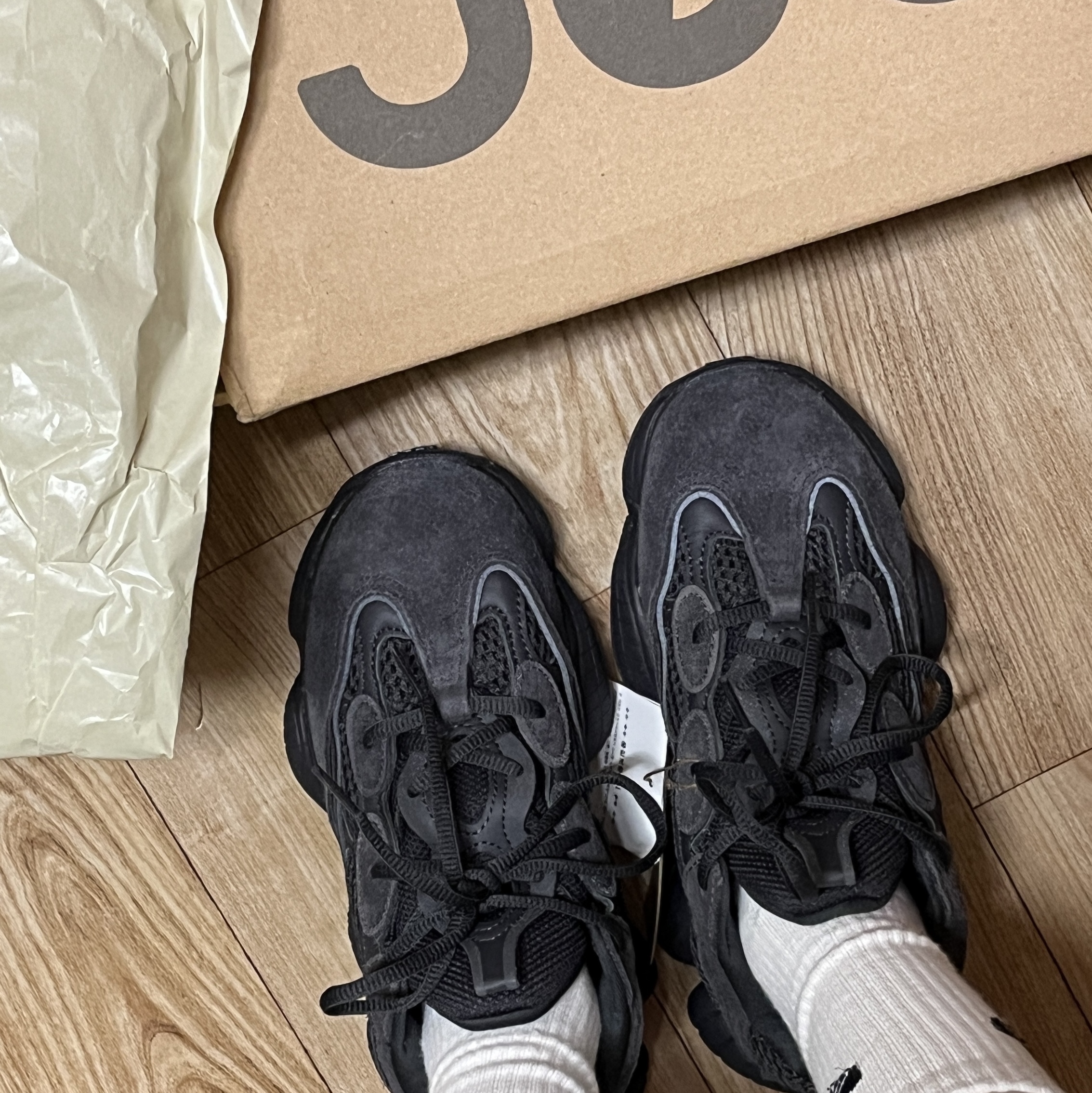 Adidas Yeezy 500 Utility Black 2022/2023 착용 스타일 - 2