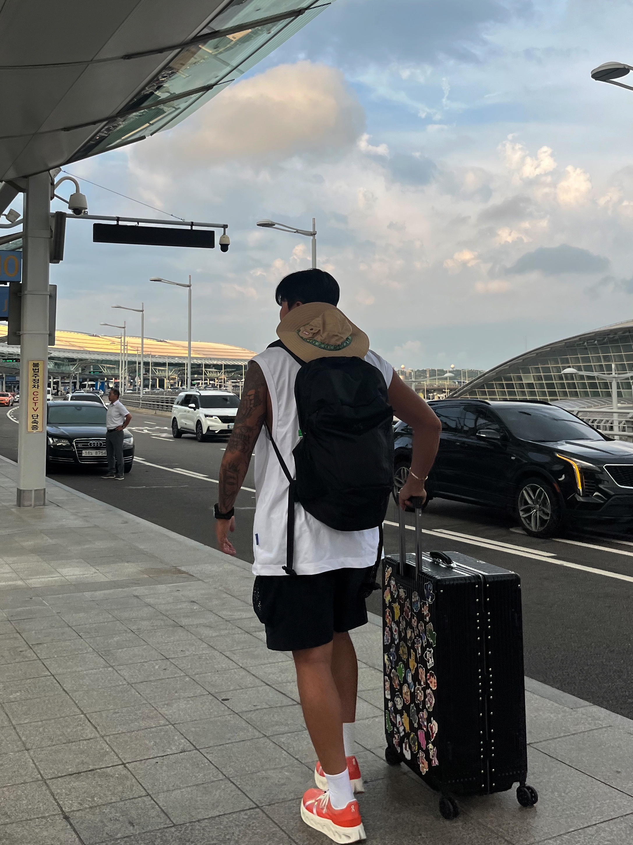 On Running Cloudeclipse Flame Ivory, Arc'teryx Mantis 32 Backpack Black 착용 스타일 - 1
