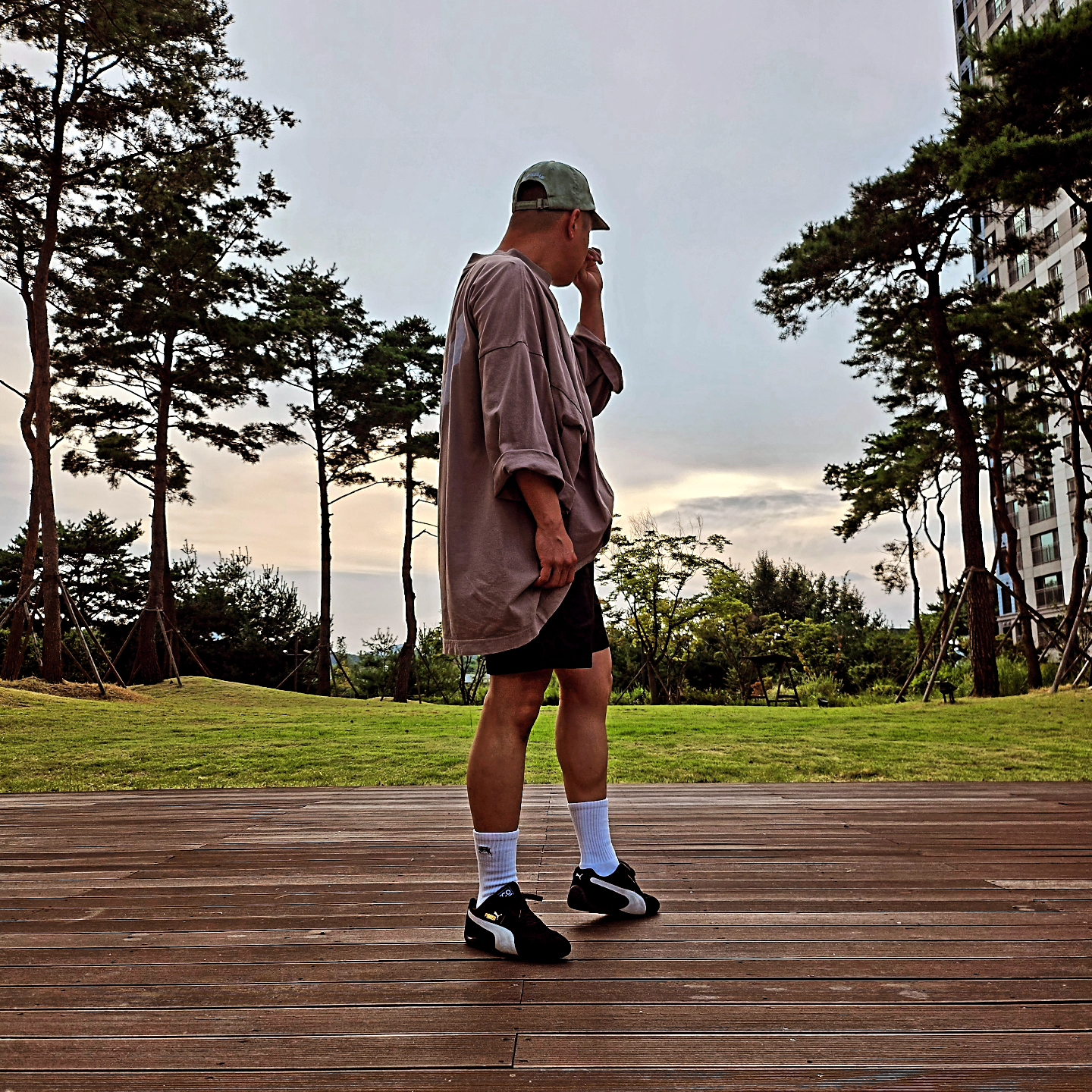 Yeezy Gap Engineered By Balenciaga Dove 3/4 Sleeve T-Shirt Beige, Supreme Pigment Print S Logo 6-Panel Light Sage - 22FW 착용 스타일 - 3