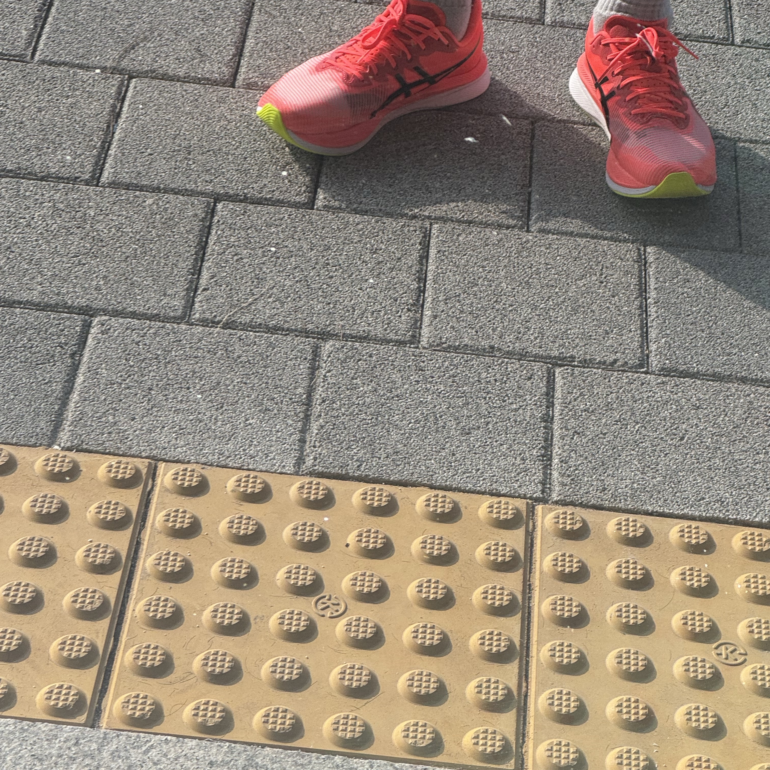 Asics Magic Speed 3 Sunrise Red Black - 2E Wide 착용 스타일 - 2
