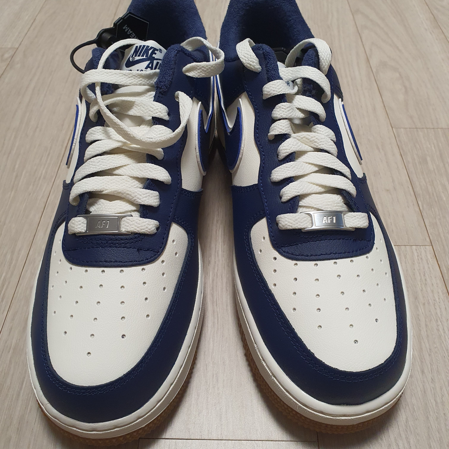 Nike Air Force 1 '07 LV8 Midnight Navy 착용 스타일 - 5