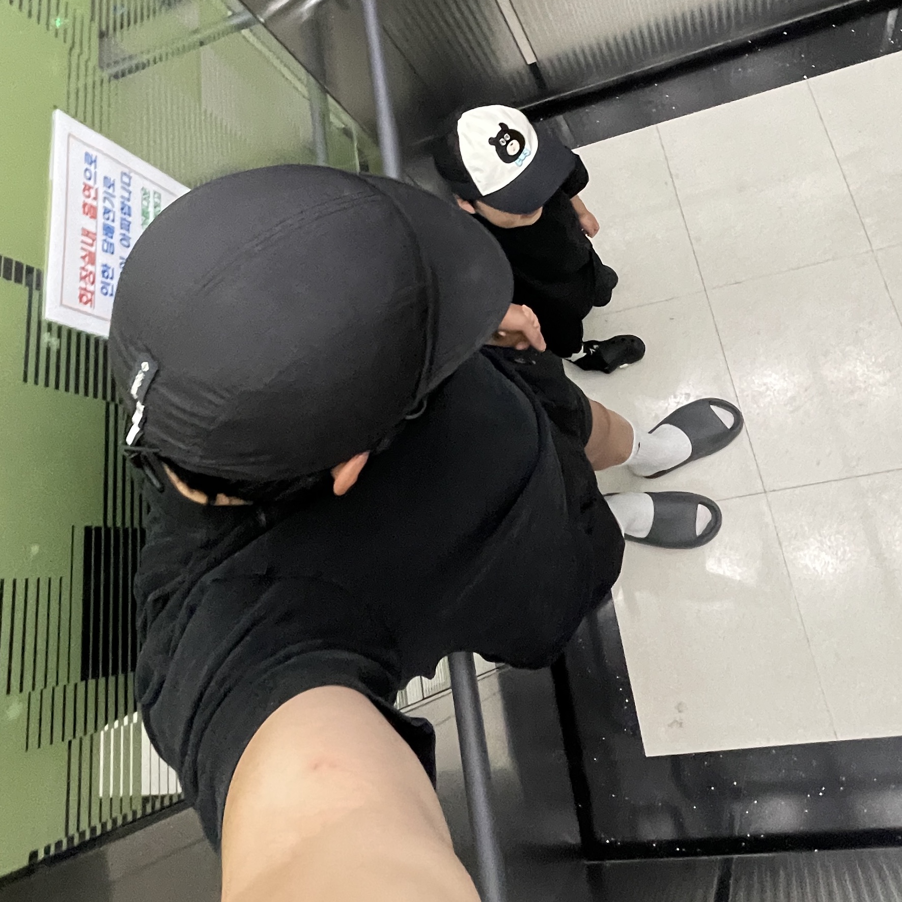 Helinox 15th Anniversary Field Bill Cap Black, Adidas Yeezy Slide Dark Onyx 2024 착용 스타일