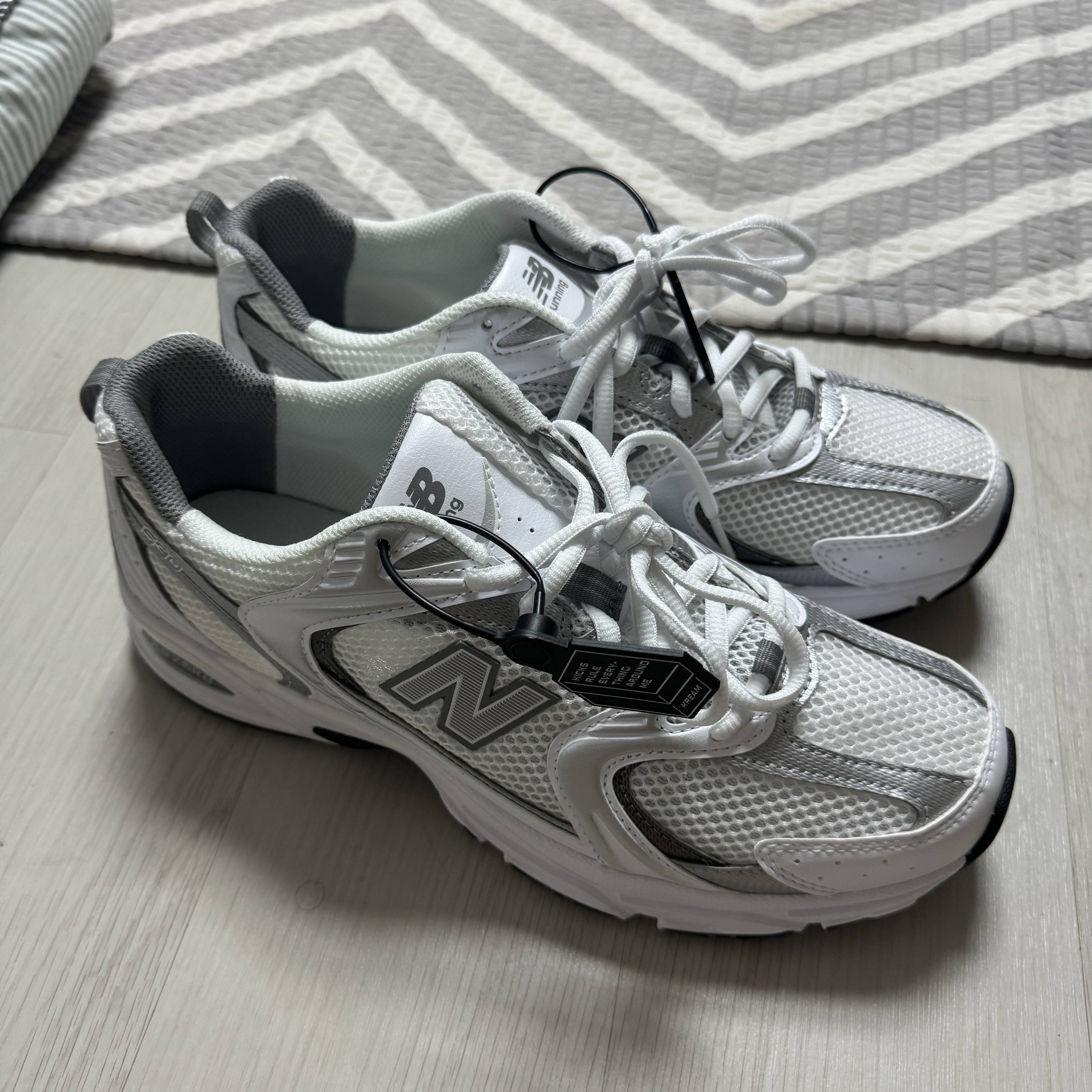New Balance 530 White Silver 착용 스타일 - 1