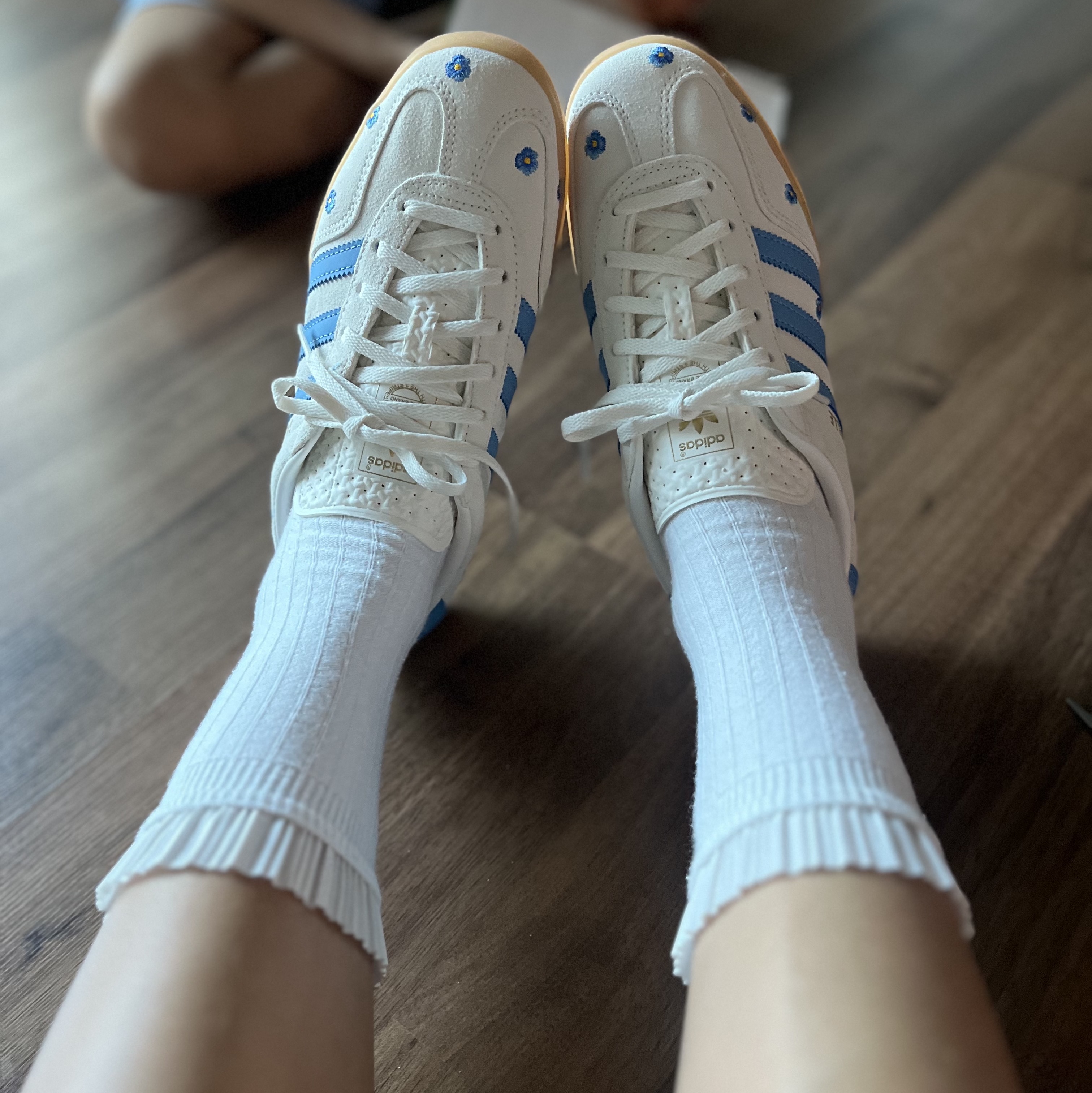(W) Adidas Gazelle Indoor Cloud White Light Blue Gum 착용 스타일 - 1