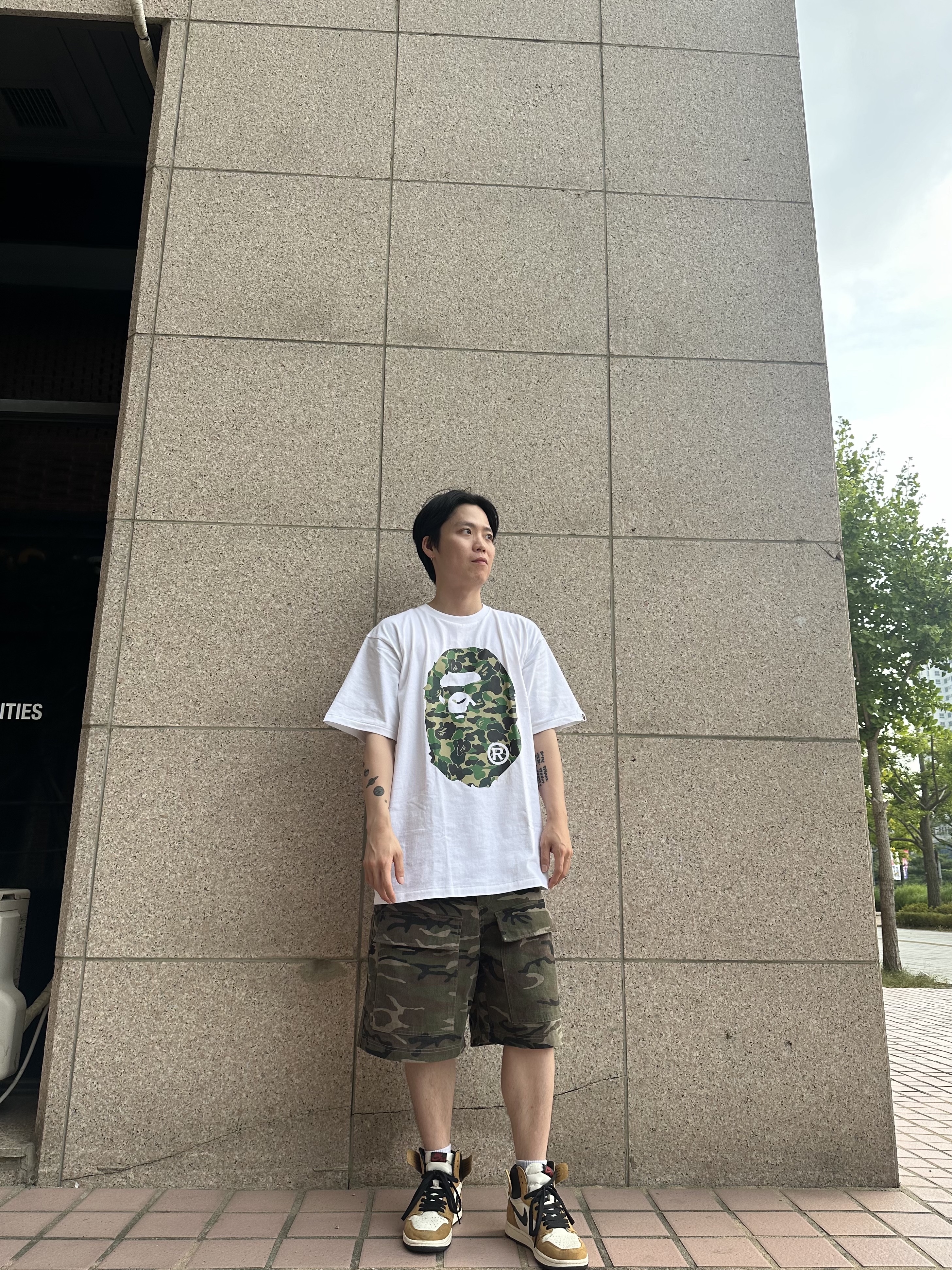 BAPE ABC Camo Big Ape Head T-Shirt White Green, Jordan 1 Retro High Rookie of the Year 착용 스타일