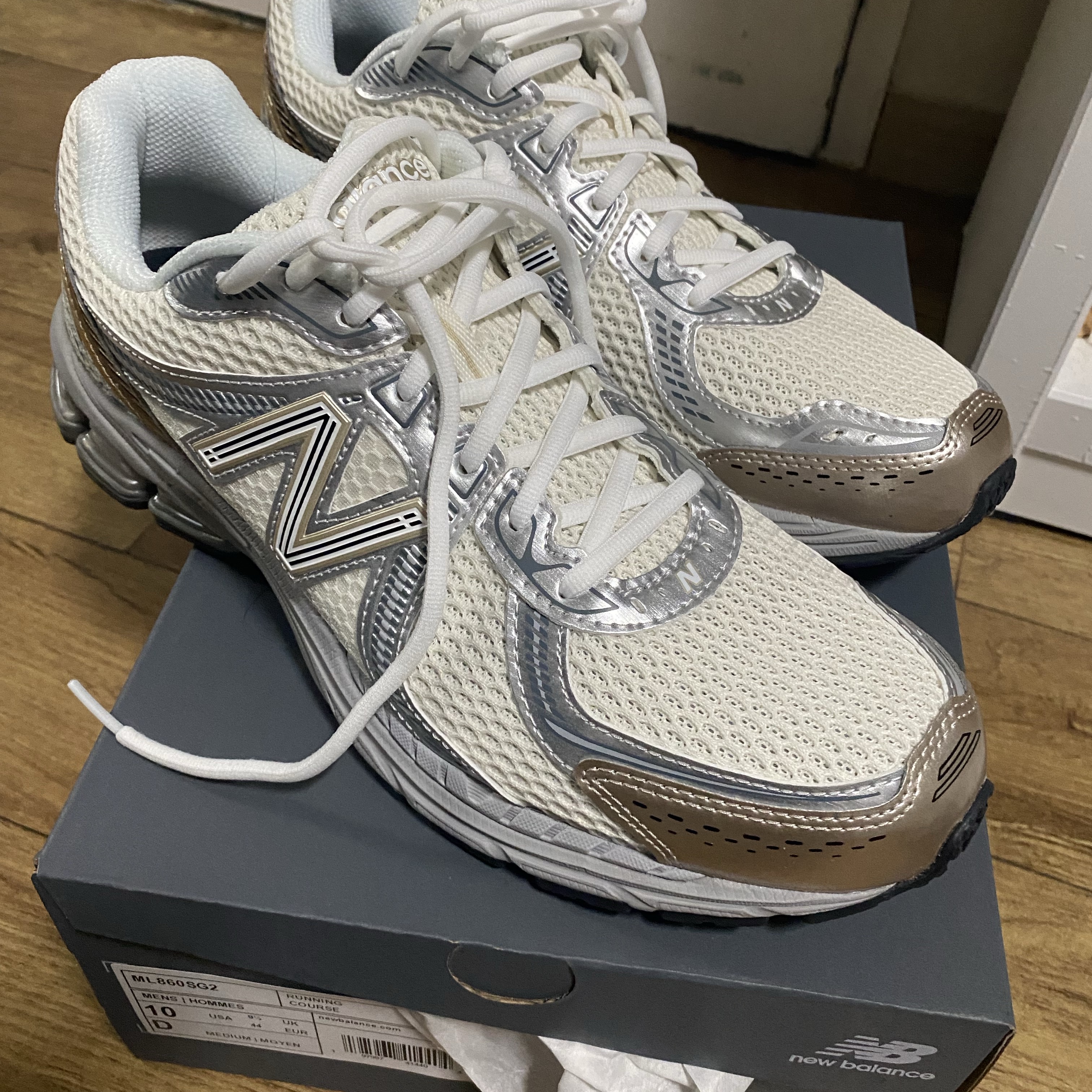 New Balance 860v2 Sea Salt Gold Metallic 착용 스타일