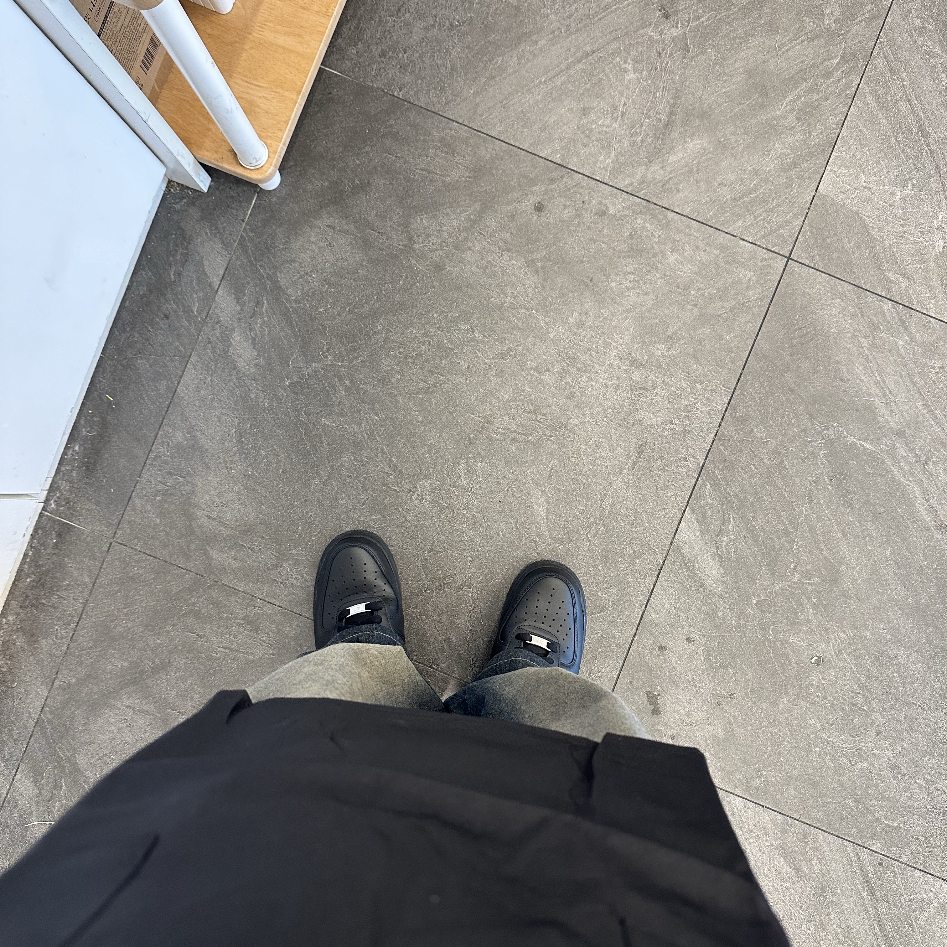 Nike Air Force 1 '07 Low Triple Black 착용 스타일 - 1