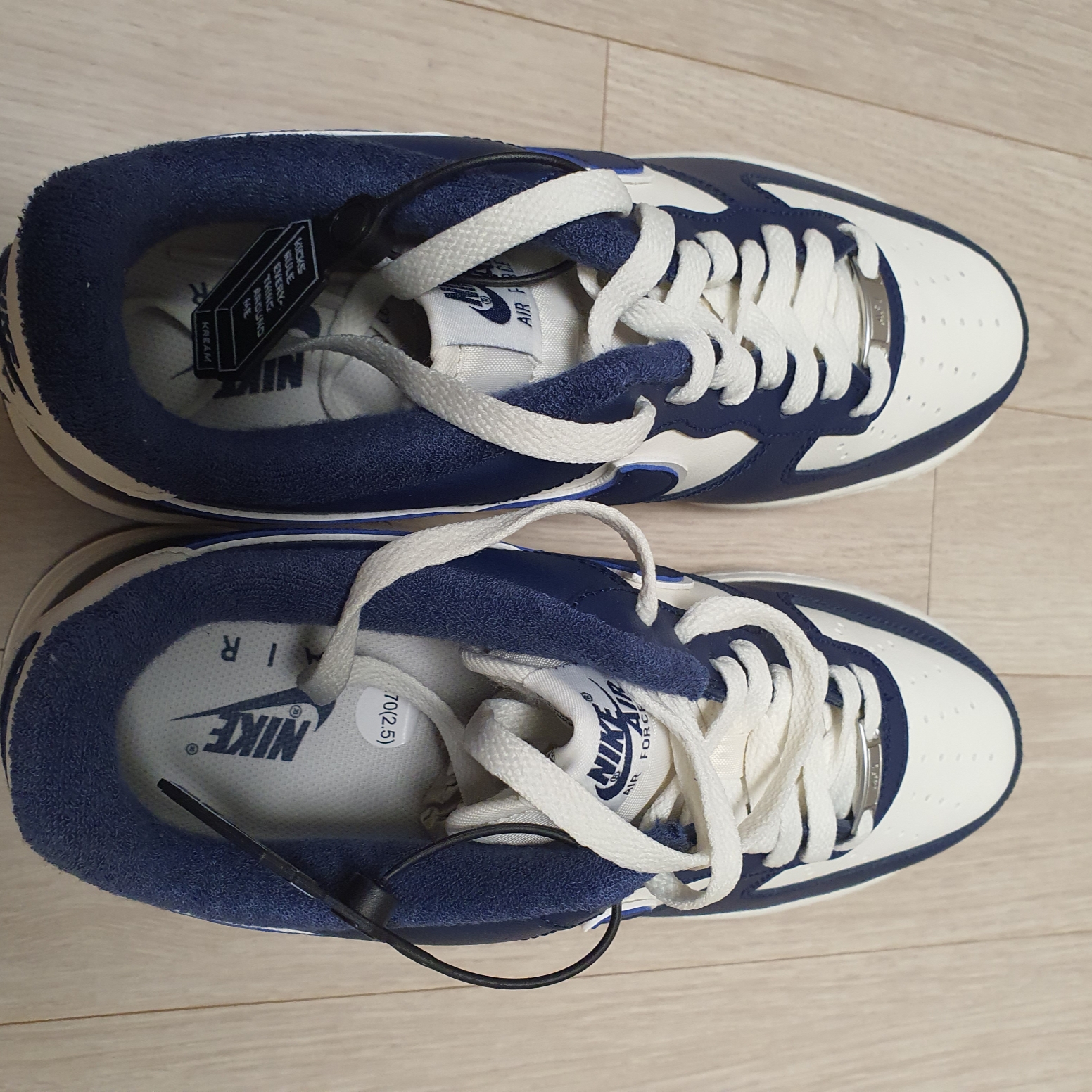 Nike Air Force 1 '07 LV8 Midnight Navy 착용 스타일 - 3