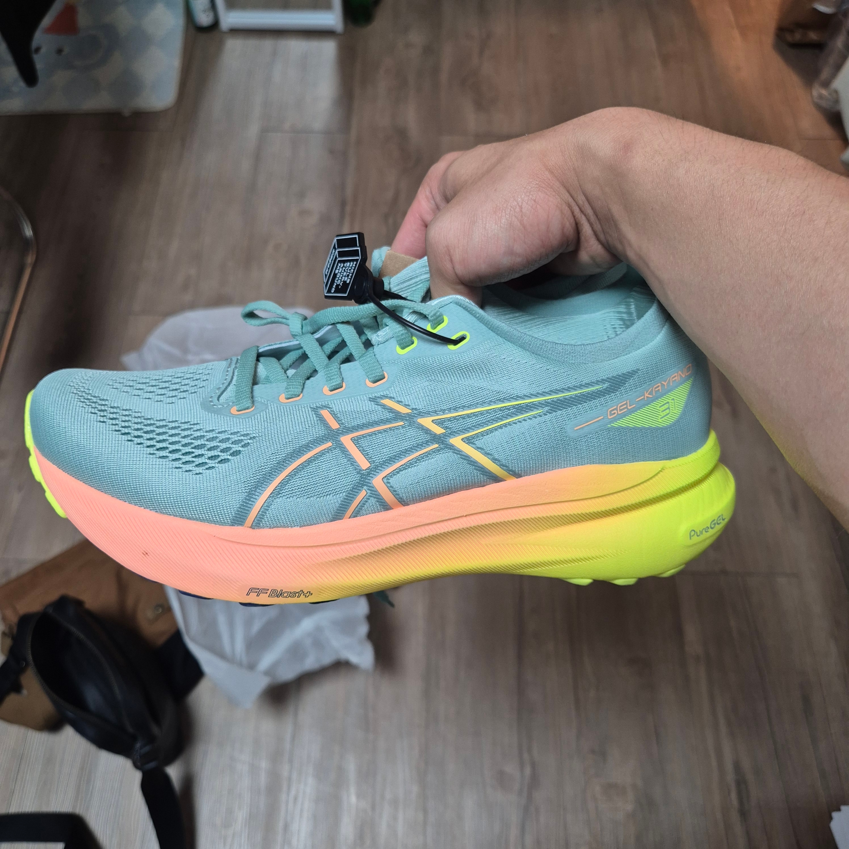 Asics Gel-Kayano 31 Paris Light Celadon Safety Yellow 착용 스타일