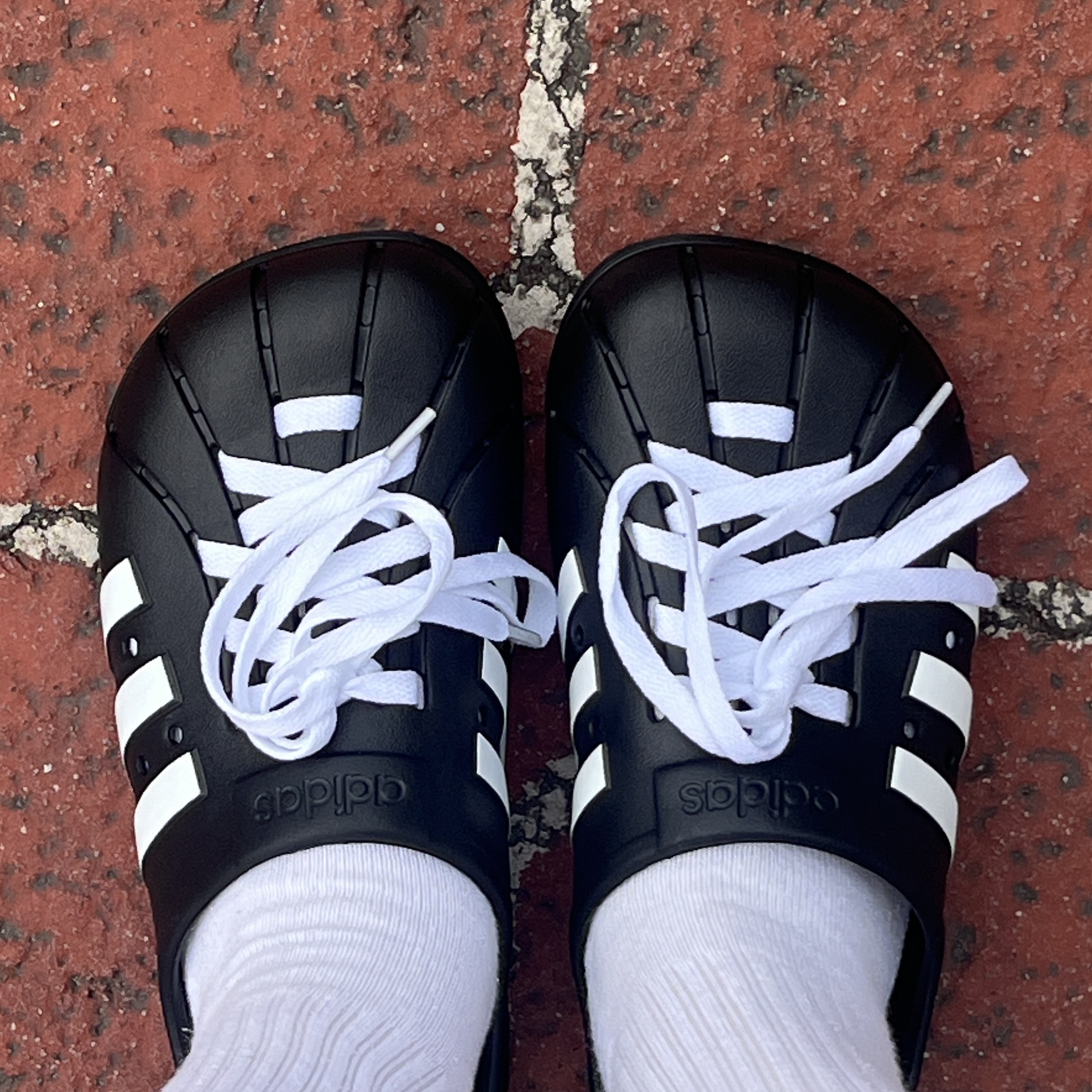 Adidas Adilette Clog Black White 착용 스타일