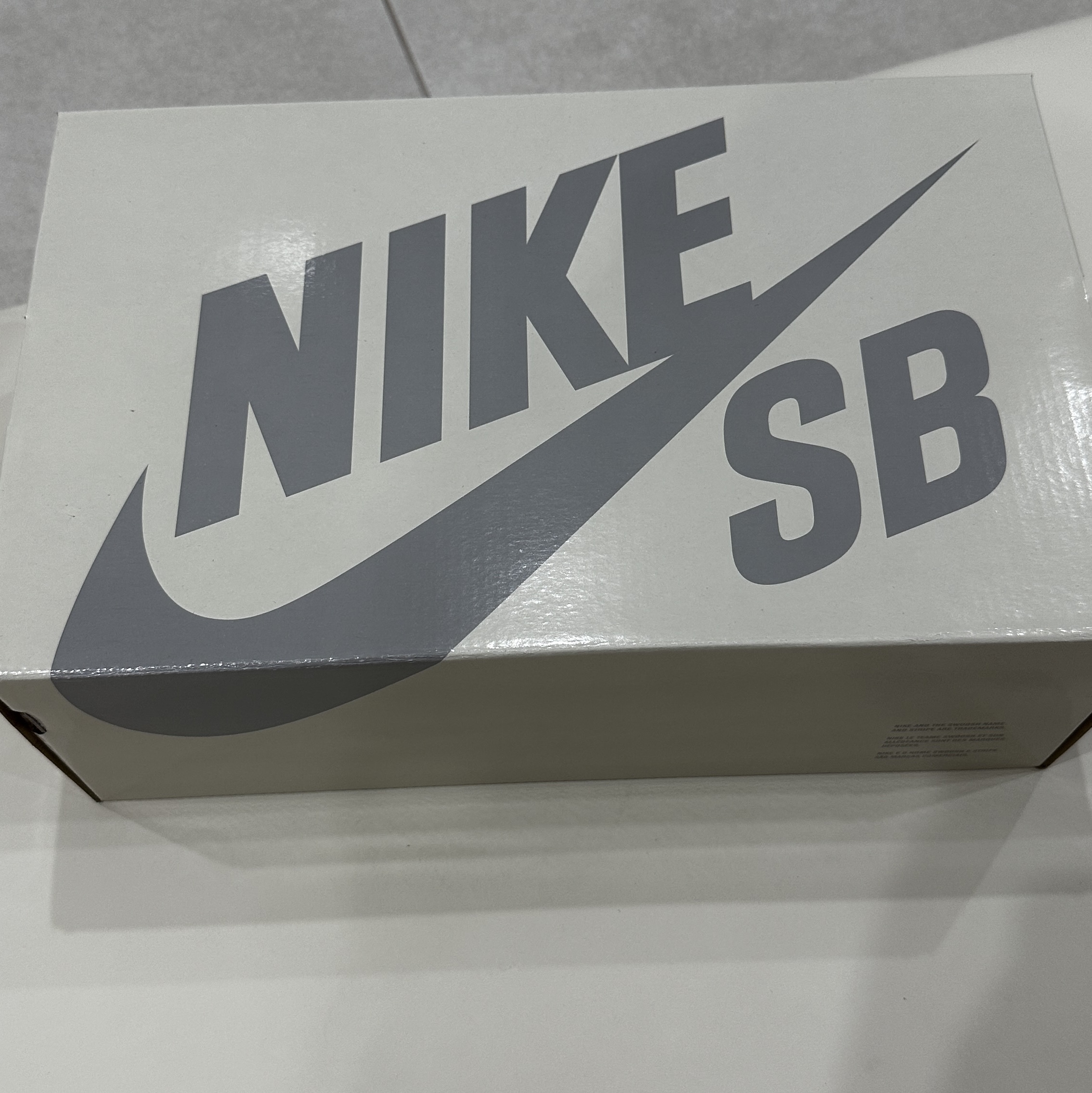 Nike x There SB Dunk Low Pro Anthracite and Gorge Green 착용 스타일 - 1