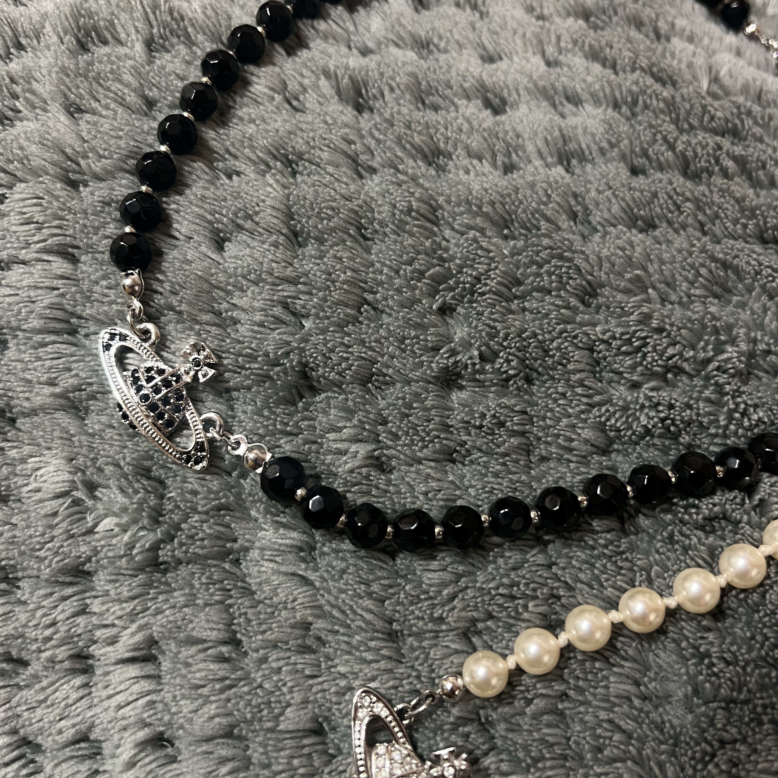 Vivienne Westwood Messaline Choker Silver Black 착용 스타일