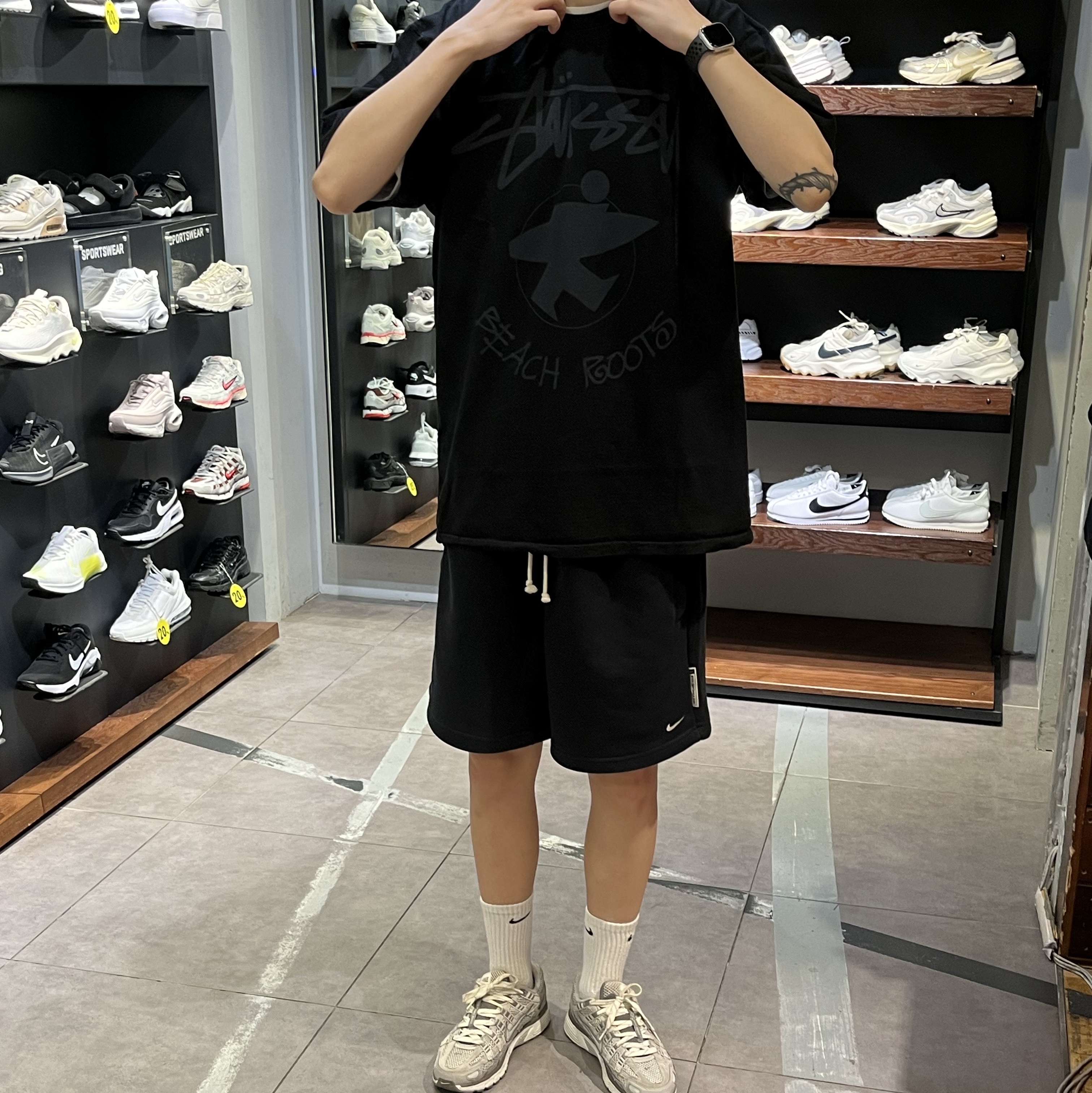 Stussy Beach Roots Pigment Dyed T-Shirt Black, Nike P-6000 PRM Light Iron Ore 착용 스타일
