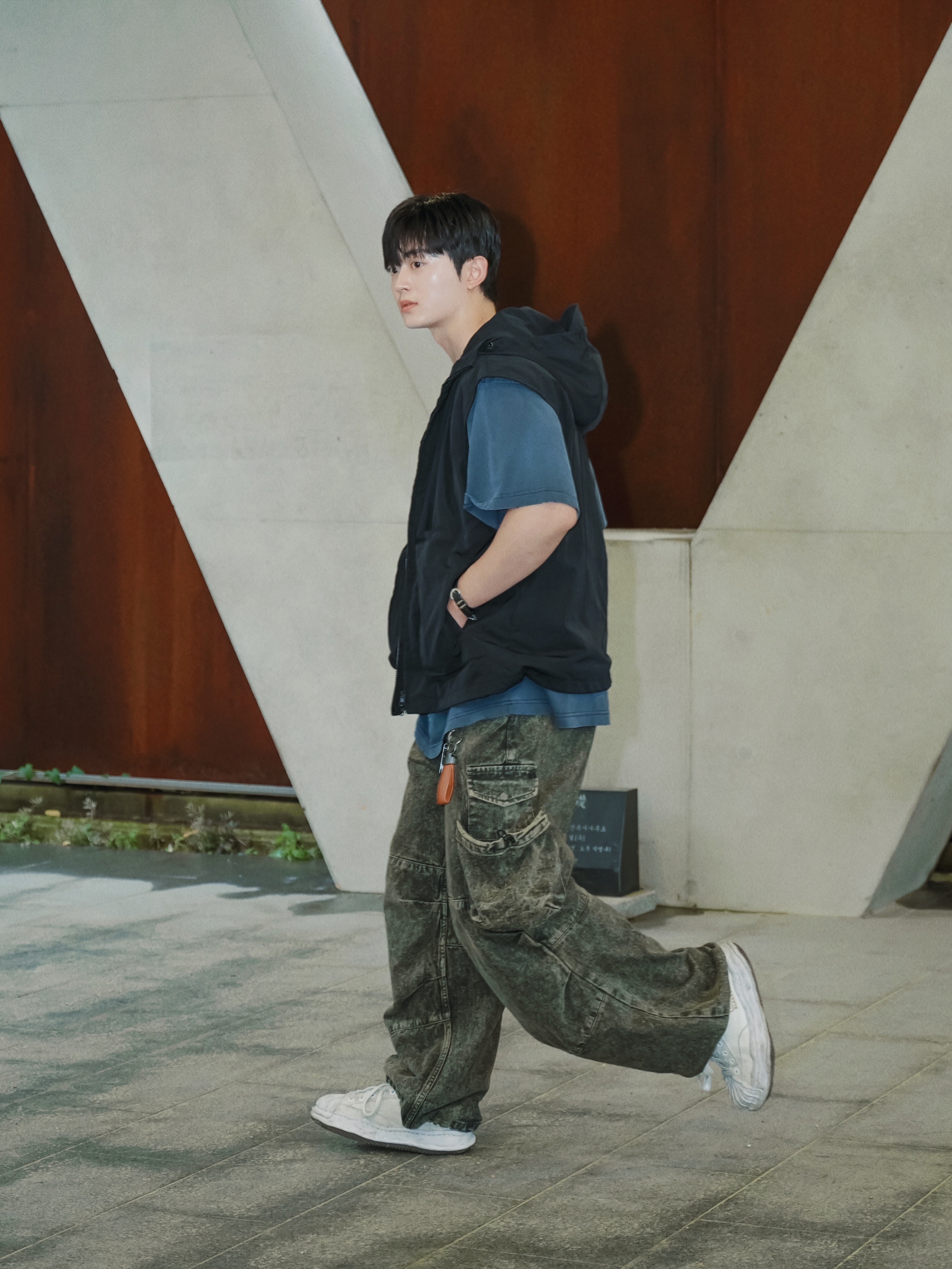 Maison Mihara Yasuhiro Blakey OG Sole Canvas Low-top Sneakers White 착용 스타일 - 1