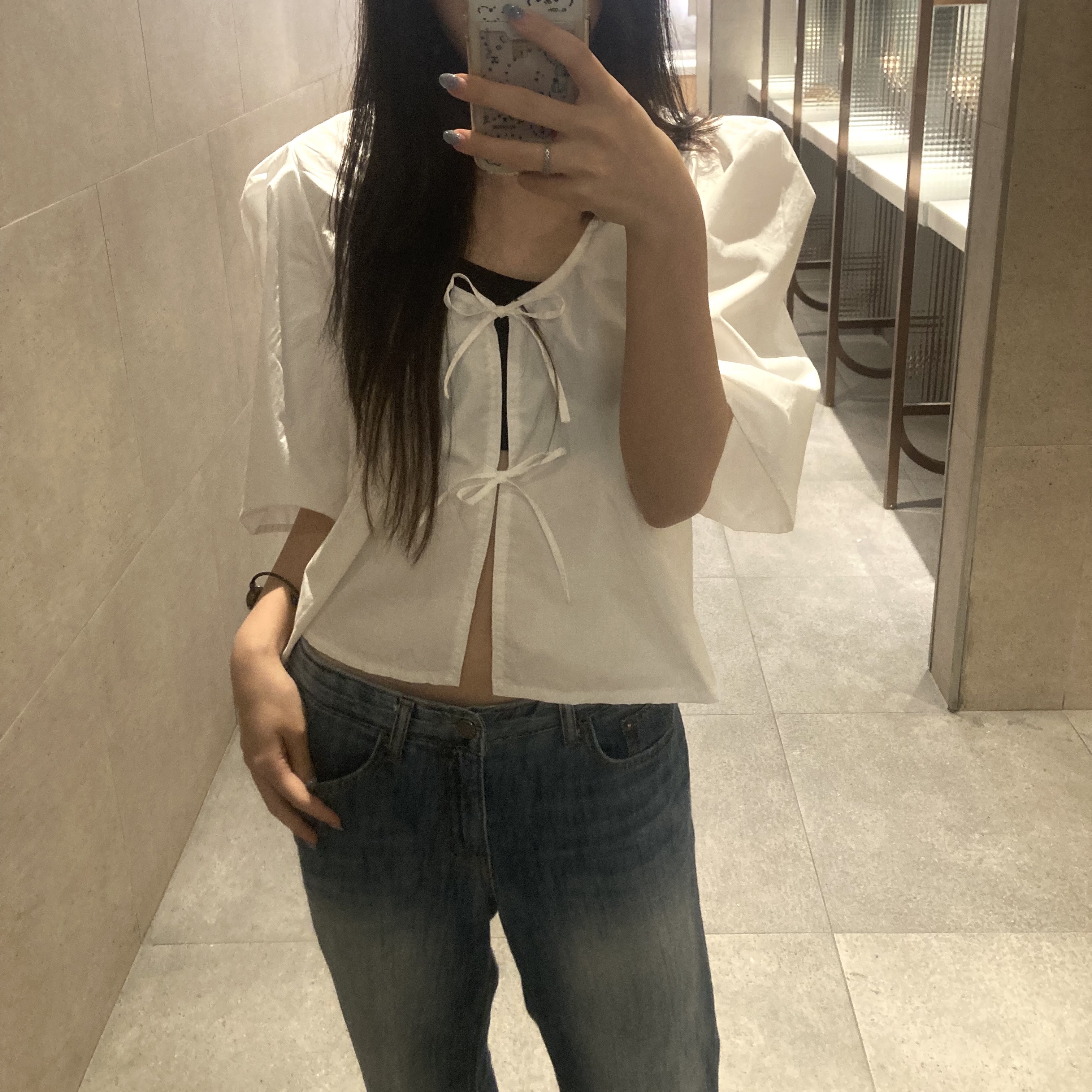 [KREAM 단독] Maison Cleo Women Agnes Blouse White, [KREAM 단독] Maison Cleo Women Maison Cleo Agnes Blouse Black 착용 스타일 - 1