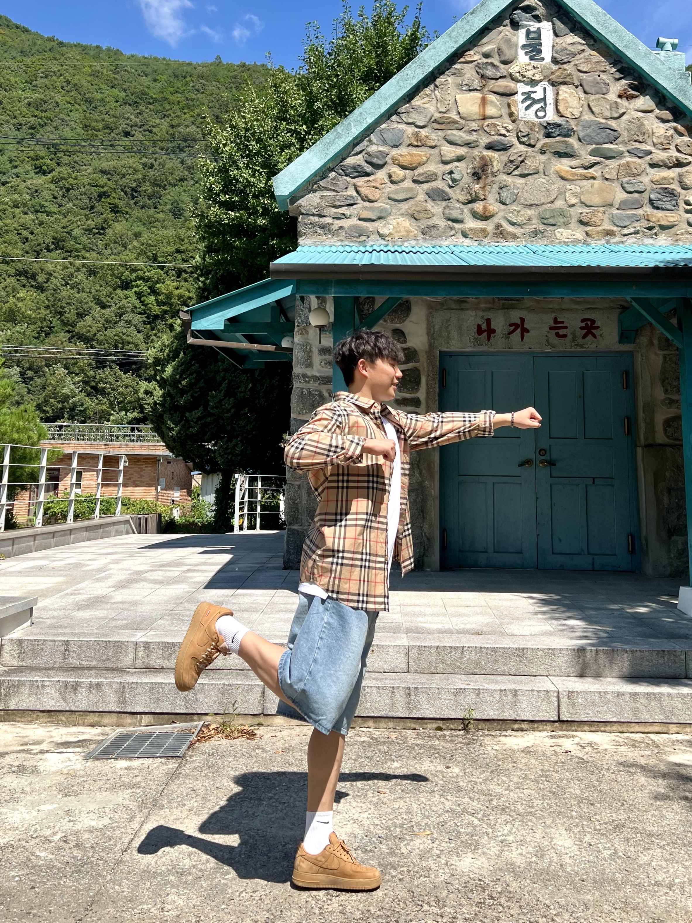 Burberry Check Cotton Poplin Shirt Archive Beige, Nike x Supreme Air Force 1 Low Flax 착용 스타일 - 1