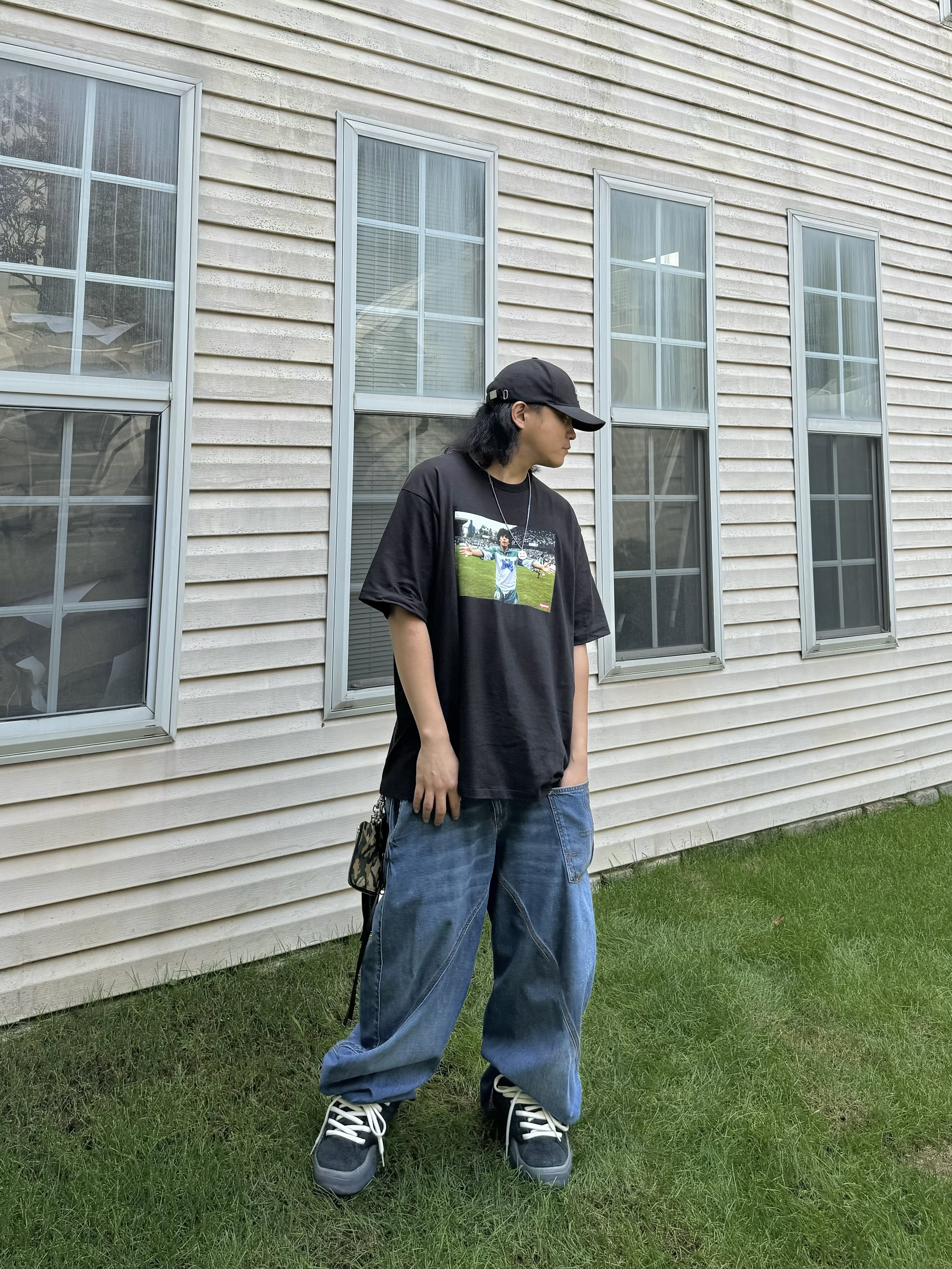 Supreme Maradona T-Shirt Black - 24SS, JW Anderson Twisted Workwear Denim Jeans Light Blue 착용 스타일 - 2