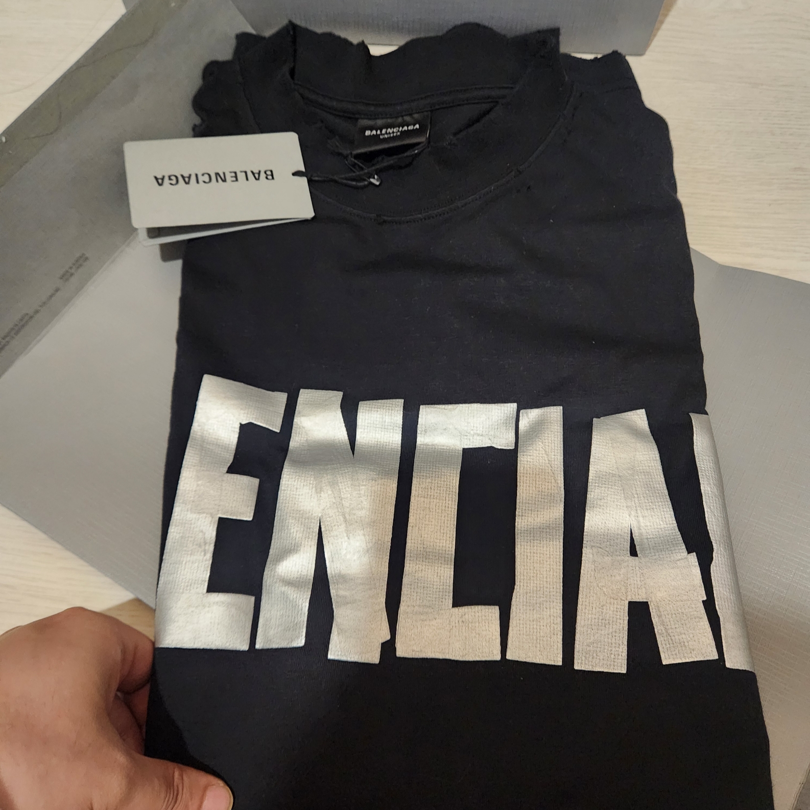 Balenciaga New Tape Type Medium Fit T-Shirt Black 착용 스타일 - 1