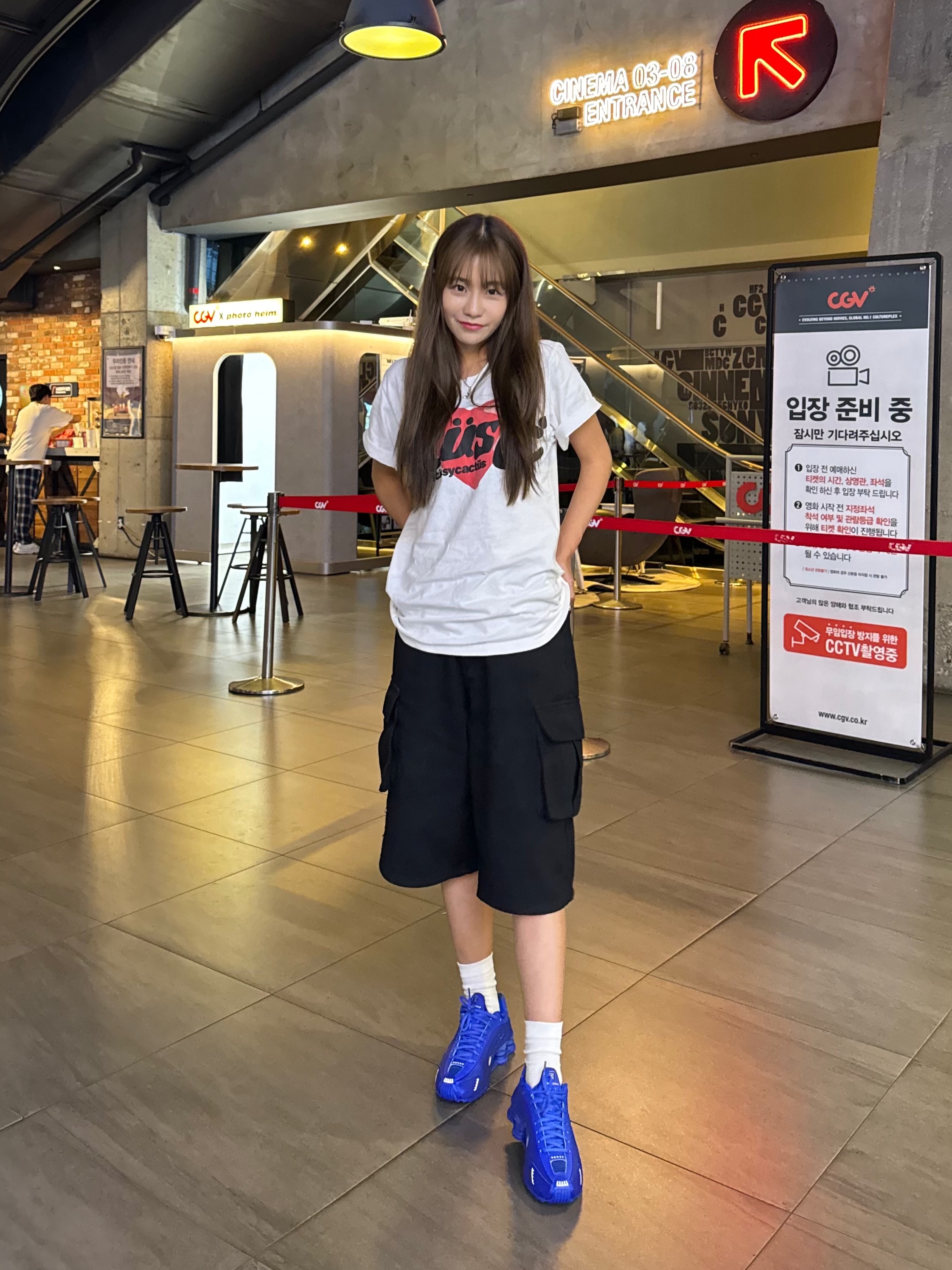 (W) Nike Shox R4 Racer Blue and Metallic Silver, Stussy x Cactus Plant Flea Market Heart T-Shirt 착용 스타일 - 2