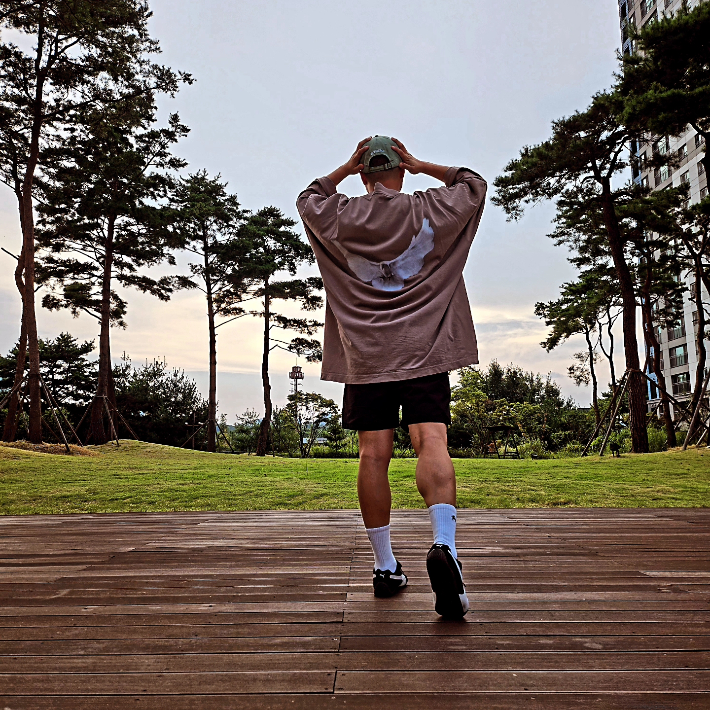 Yeezy Gap Engineered By Balenciaga Dove 3/4 Sleeve T-Shirt Beige, Supreme Pigment Print S Logo 6-Panel Light Sage - 22FW 착용 스타일 - 2