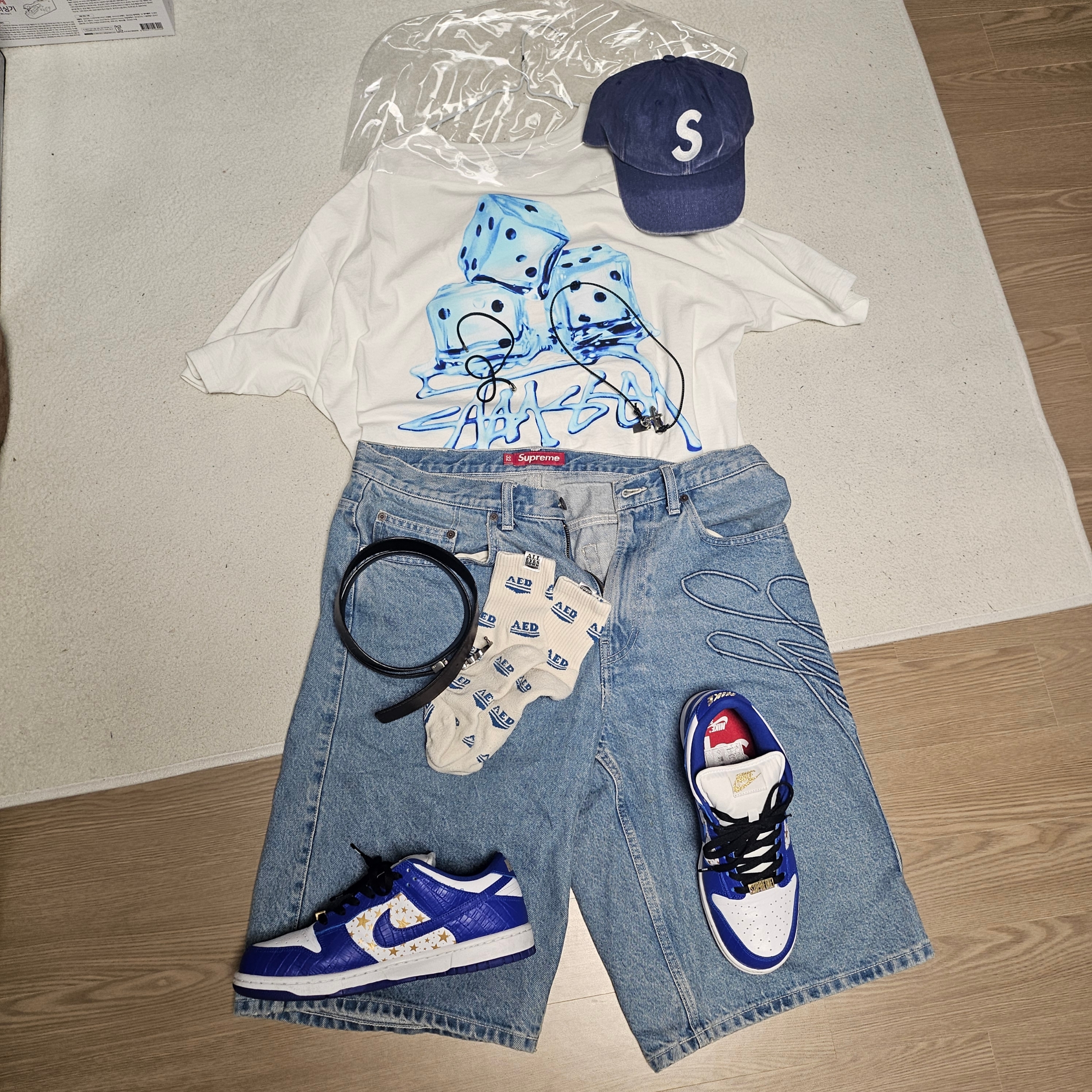 Supreme Script Baggy Denim Short Washed Indigo - 24SS, Stussy Melted T-Shirt White 착용 스타일